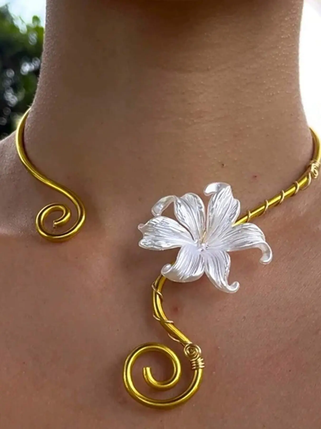 1pc Unique Fashion Spiral Iridescent Iris Flower Adjustable Alloy Chain Choker Necklace, Elegant 3D Wrapped Floral Spiral Adjustable Necklace Accessory, Suitable For Women's Daily And Formal Occasions