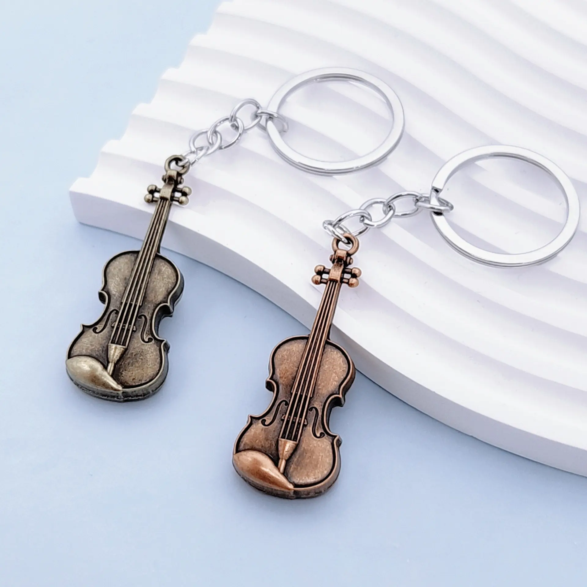Vintage Guitar & Violin Pendants Metal-Coated Keychain - Retro Fashion Costume Jewelry Accessory for Graduation, Birthday Gift Ornament, Birthday Gift Ideas, Unisex, Metal Coating, Musical Theme