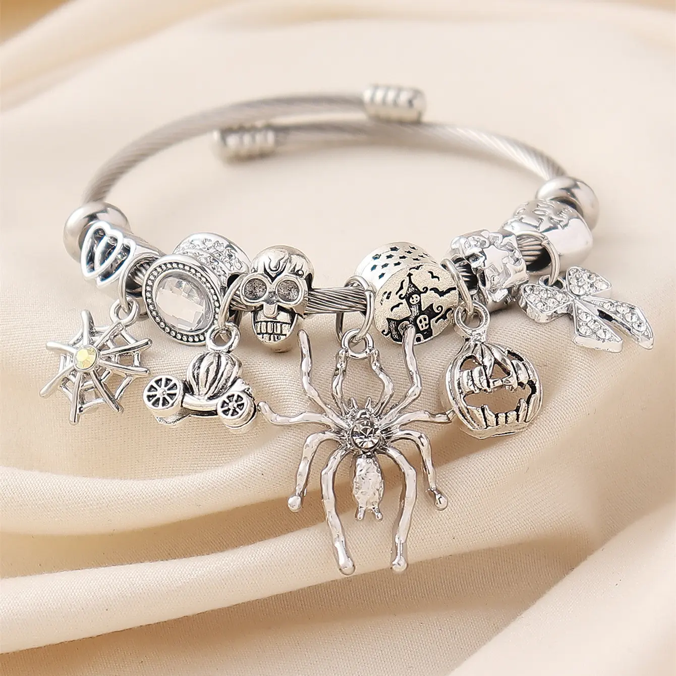 Loveden Halloween Dark Style Beaded Bracelet with Spider, Skull, and Pumpkin Lantern Pendants - Trendy and Unique Accessories