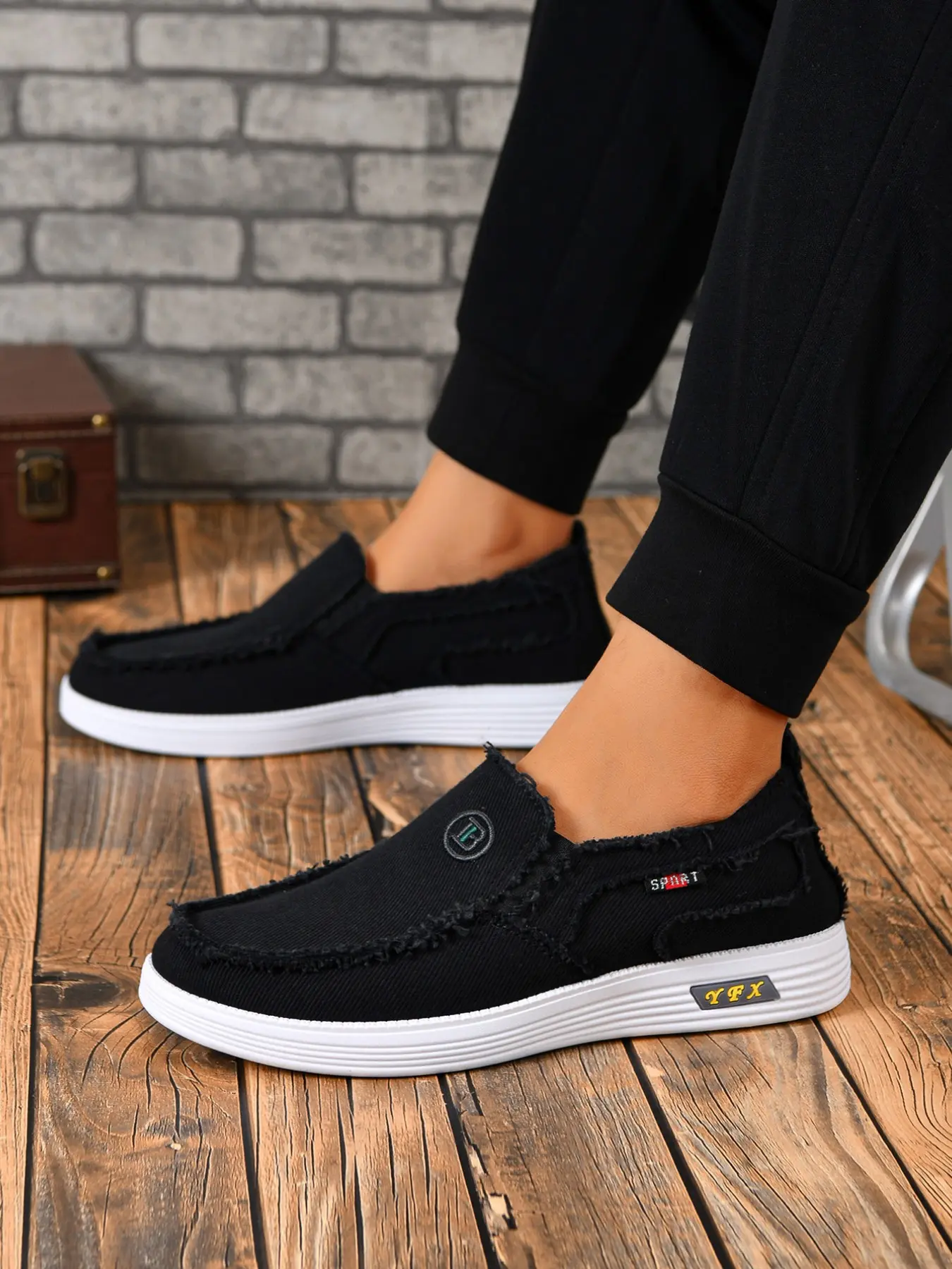 Durable Men's Round Toe Canvas Shoes, Slip-On Thick Sole Training Oxfords Walking Trainers, Multifunctional Daily Wear, Ideal for Outdoor Activities