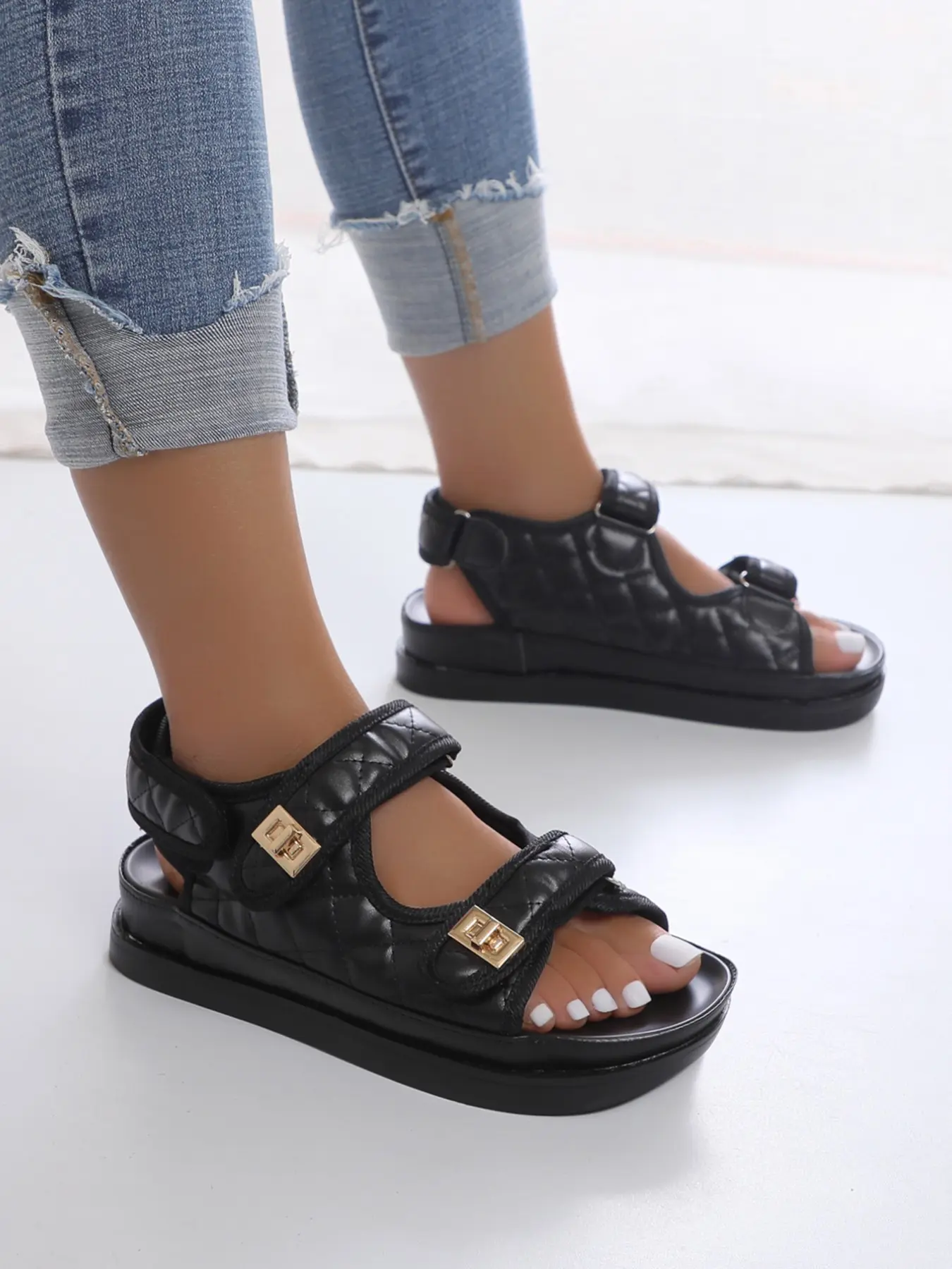Women's flat sandals featuring adjustable double straps, comfortable and easy-to-wear leather insoles, suitable for all-day wear, summer sandals perfect for casual outings and beach trips, Pu leather sandals