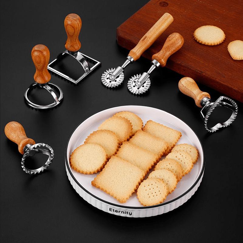 1pc Cookie Cutter, Zine-alloy Biscuit Mold With Wooden Handle, Stamp Maker Cutter With Roller Wheel Set, Kitchen Gadgets, Baking Tools