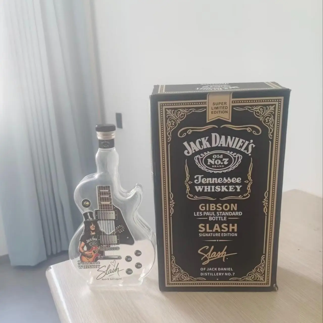 Slash Les Paul Guitar-Shaped Whiskey Decanter, Rock Bar Collectible Bottle, Unique High-Quality Gift for Music Lovers