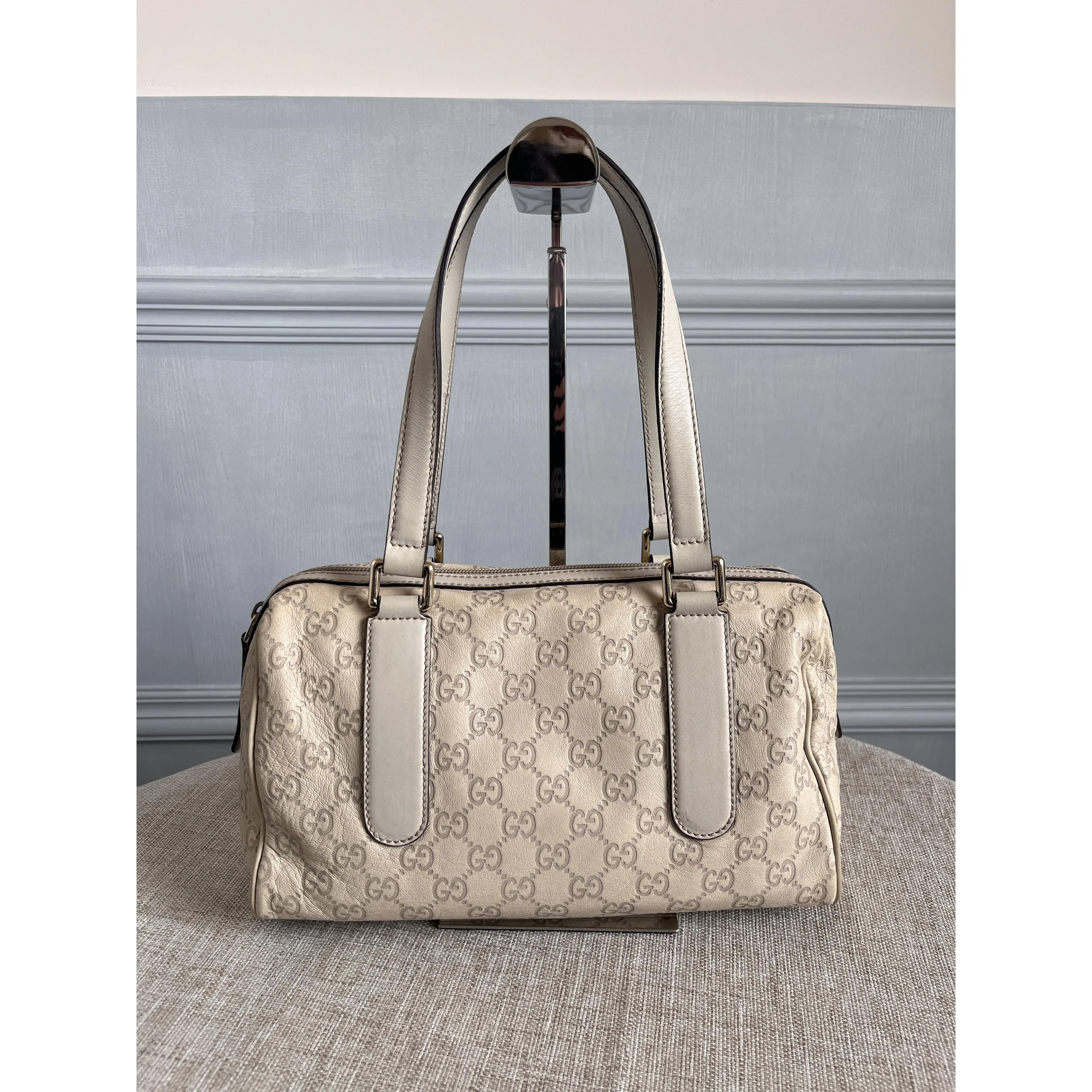 Pre-owned GUCCI Beige Full Leather GG Embossed Monogram Boxy Boston Bag Shoulder Duffel with Top Handle, Gold Tone Hardware, Everyday Use, Functional Parts, Shoulder Bags, Detailed Condition Photos
