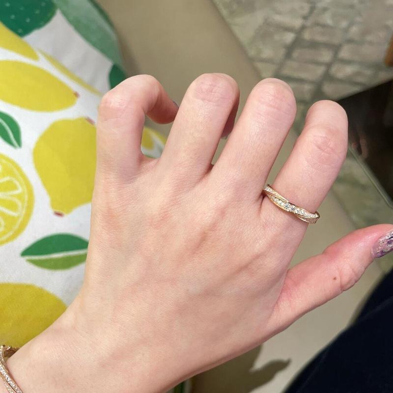 A light luxury, retro and high-end Mobius ring set with full diamonds, fashionable and versatile, elegant and exquisite, super dazzling index finger ring