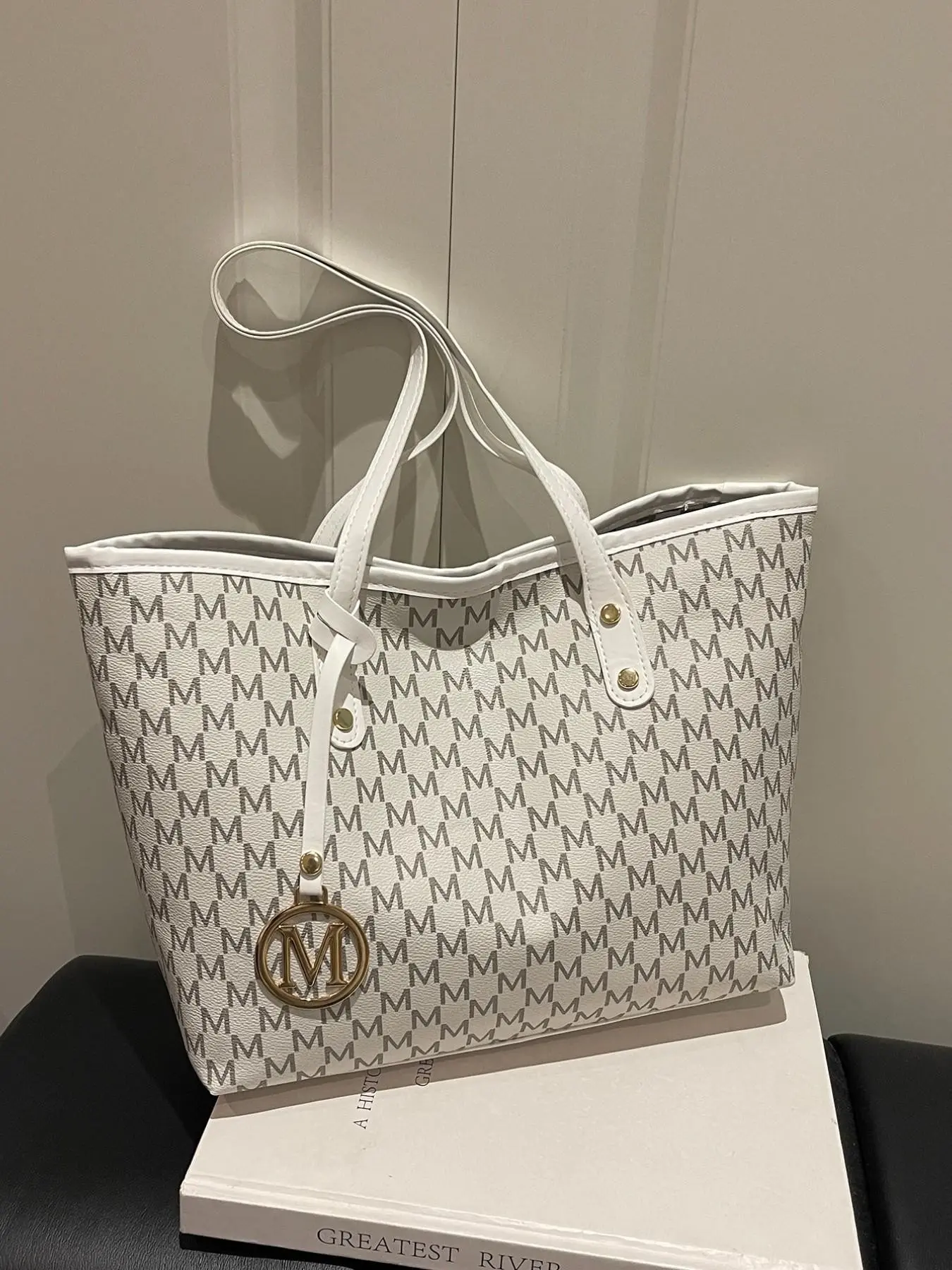Fashion Retro M Print Tot Bag, Fashion Tote, Pendant Decoration, Ideal for Women's Daily Commute, Casual Dates, Outdoor, Stylish Accessory