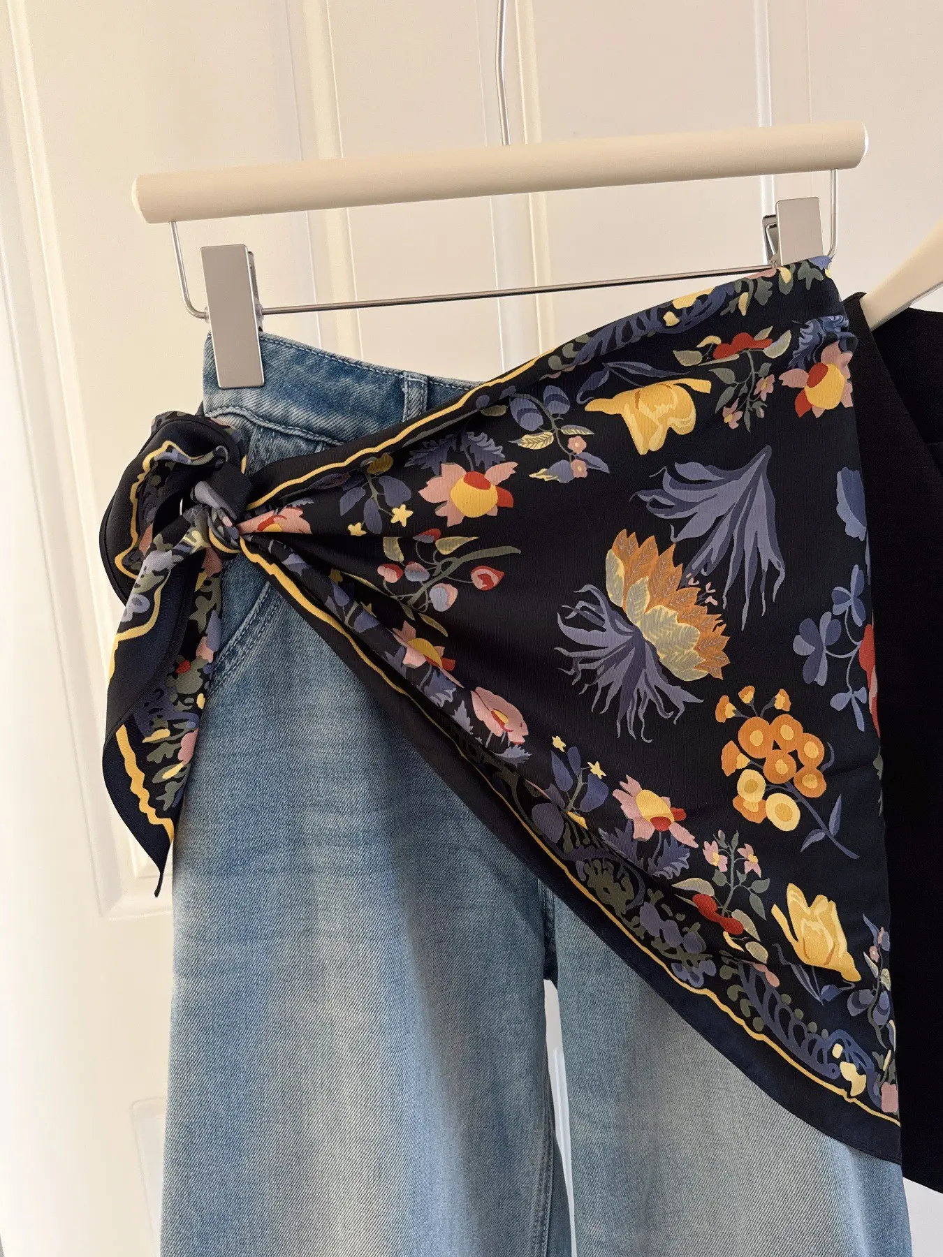 Vintage Floral Silk Triangle Scarf, Elegant Slim-Fit Necktie, Versatile Accessory for All Seasons, Perfect for Students and Office Wear