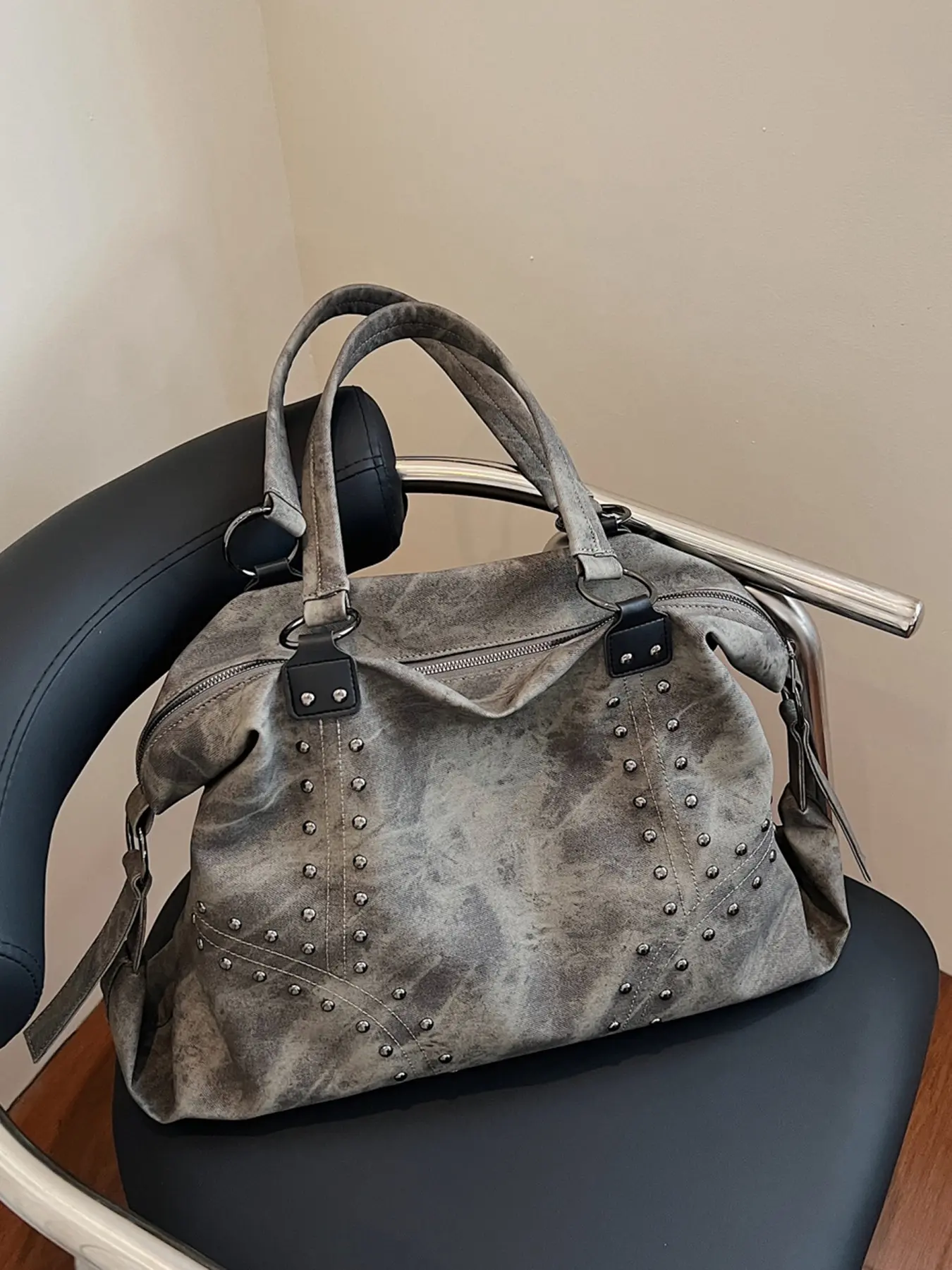 Business style high aesthetic retro versatile tote bag, large capacity casual simple style niche personality single shoulder handbag, rivet decoration design, can accommodate tablets, hats, and documents, High Quality Bag