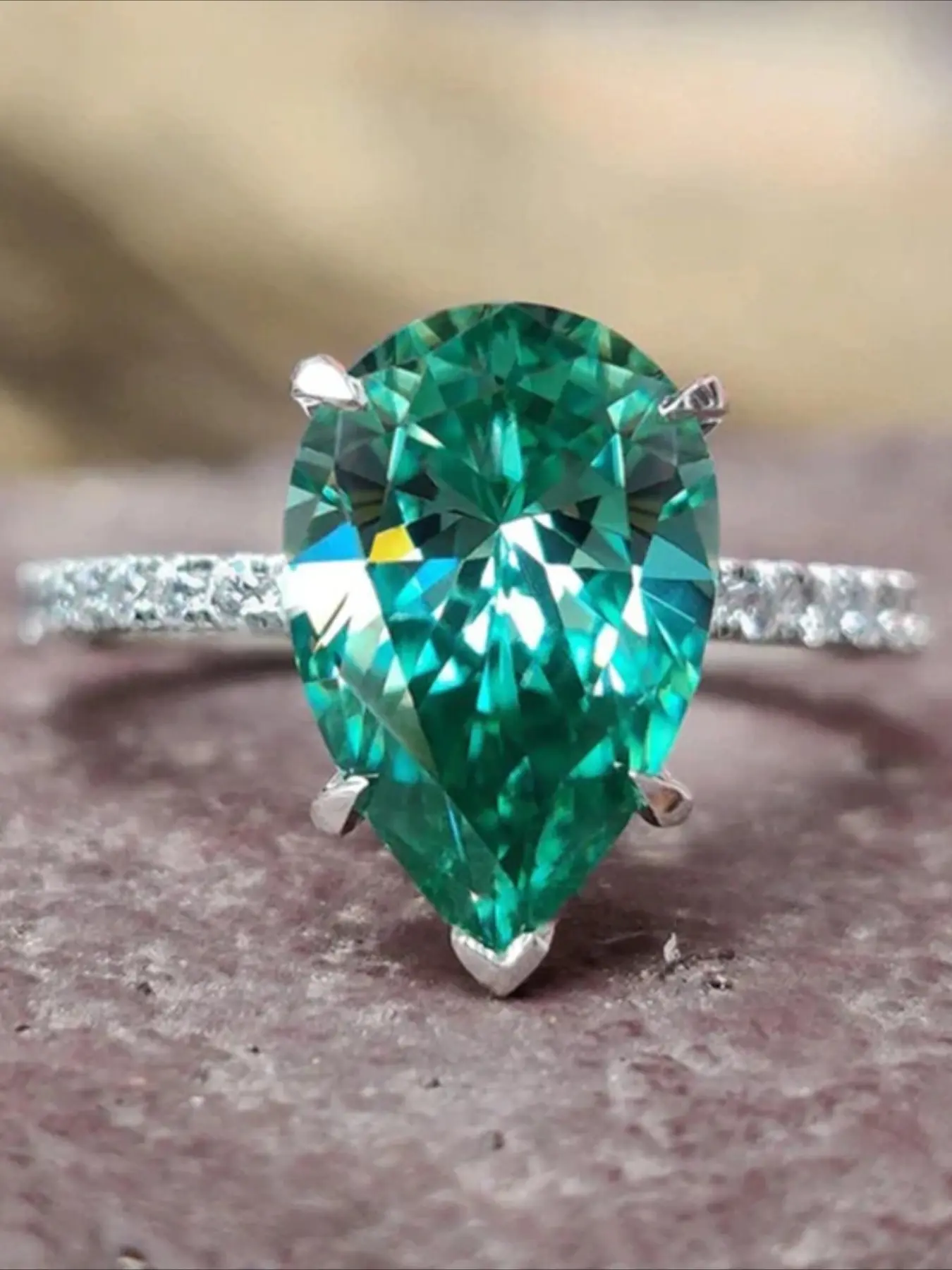 French elegant luxury exquisite inlaid grandmother green water droplet shaped cubic zirconia women's ring
