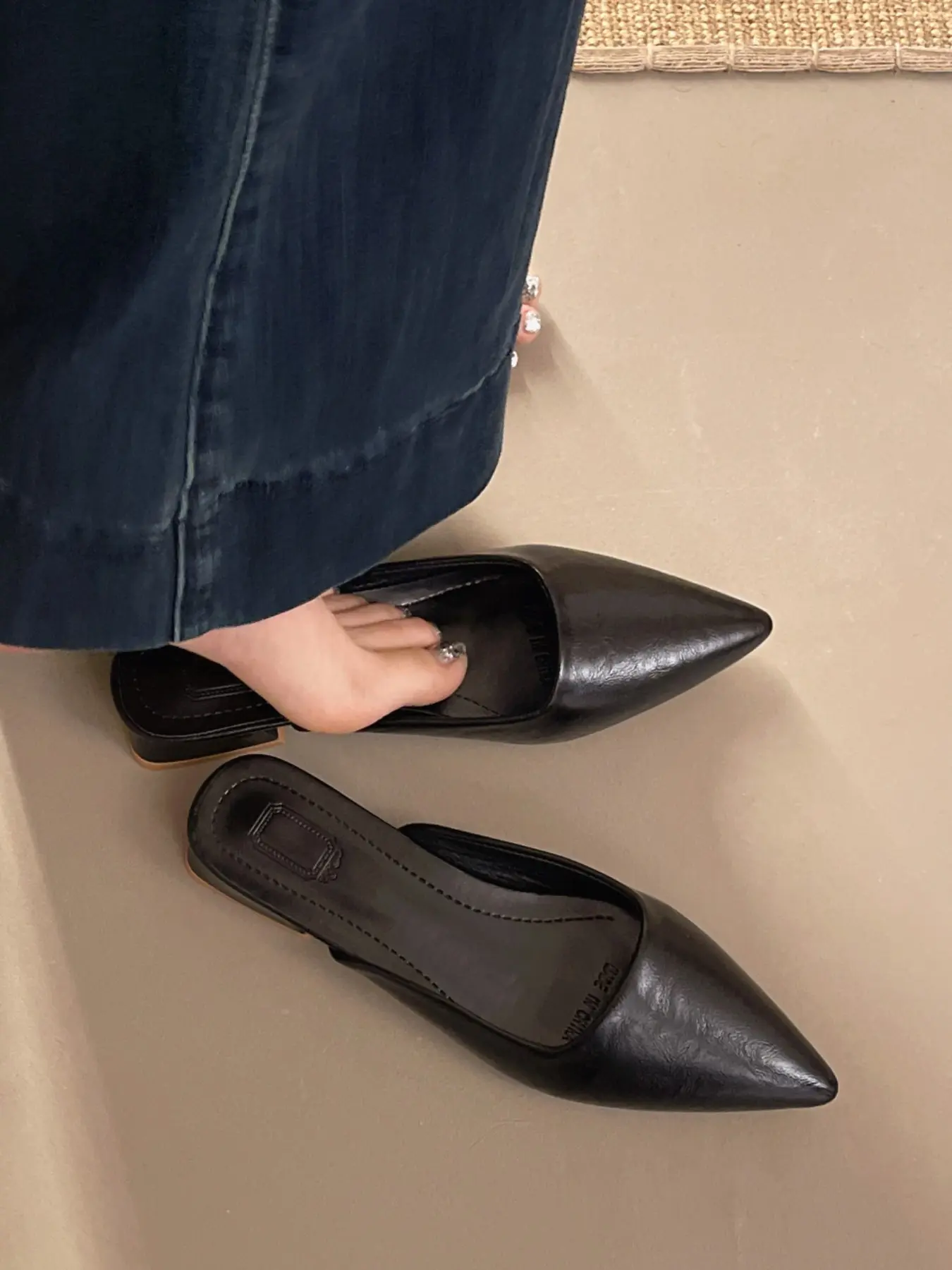 Women's Minimal V-Cut Pointed Toe Low Block Heel Backless Mule Slides Slip On Plain Soft Faux Leather Non Slip Office Daily Casual Footwear Brown Silver Cream Black Four Neutral Solid Colors Pu Leather Mules