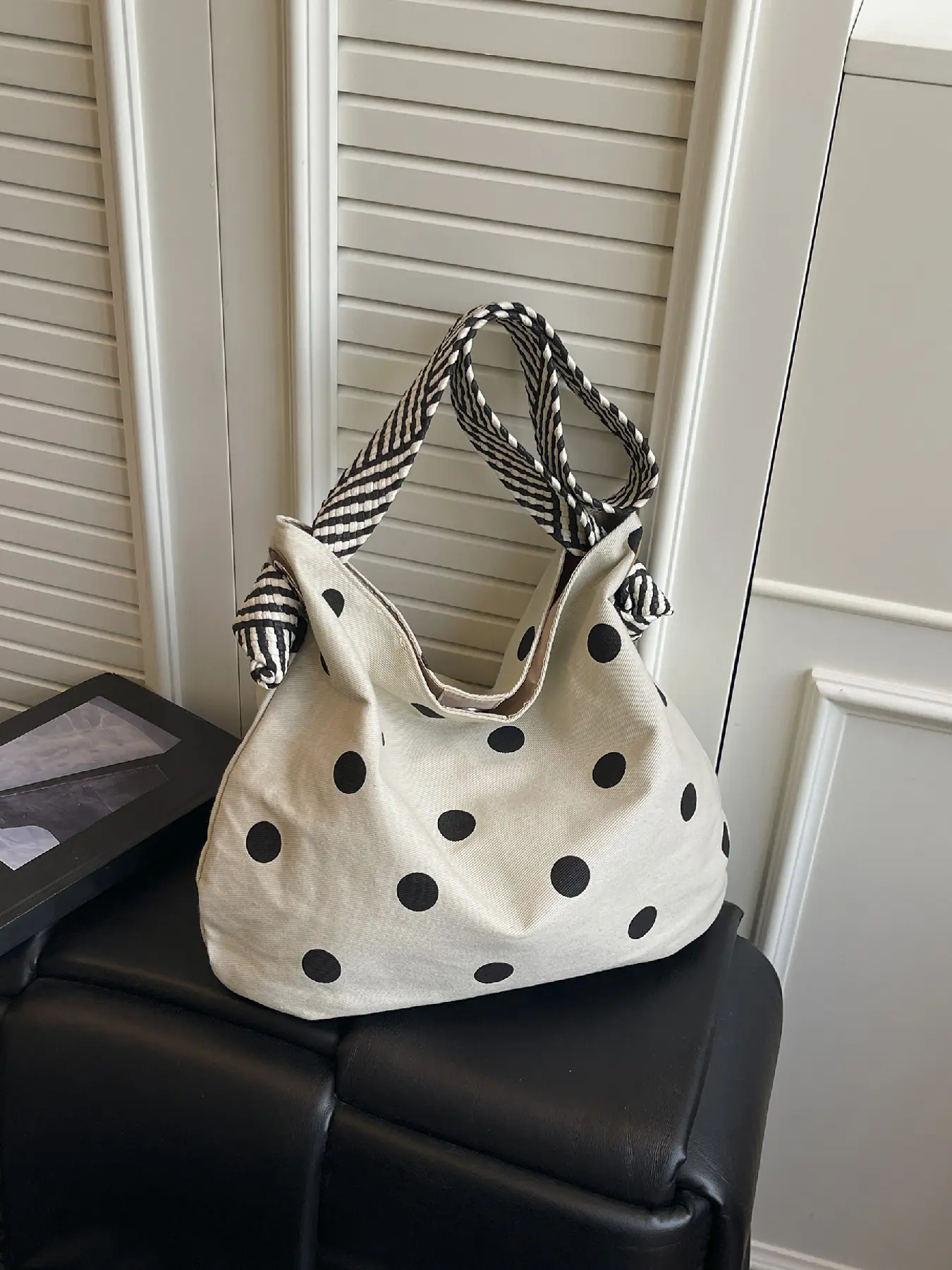 Women's new large capacity polka dot decorative tote bag, simple and versatile striped shoulder strap with magnetic buckle opening and closing design suitable for daily commuting, can be carried diagonally on one shoulder