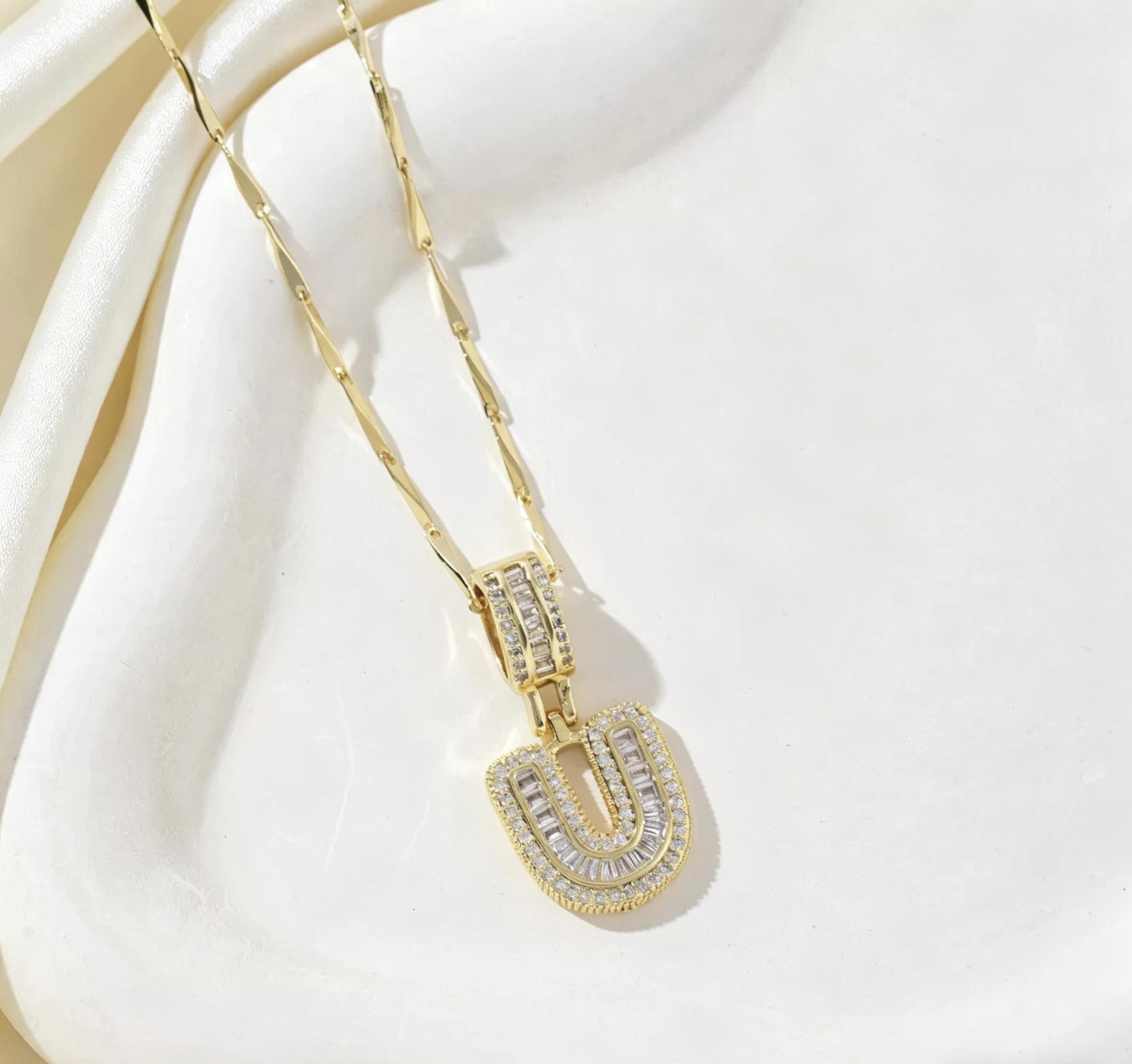 Crystal letter pendant necklace, inlaid with zirconia and plated with real gold, round 26 English letter collarbone chain ZM2Z.The classic letter necklace is timeless and suitable as a birthday gift for friends or couples