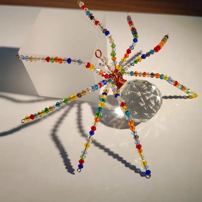Crystal spider dream-catching pendant, beaded spider sunlight catcher, handmade Halloween decoration, prism beaded spider, rainbow window decoration, spring and summer witch-themed gift, Hanging Decor