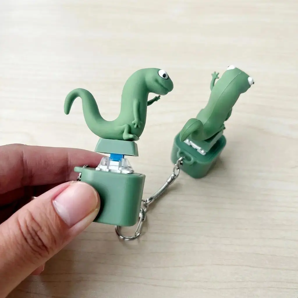Green PU Leather Lizard Shape Clicker Keychain Accessory - Press-To-Make-Sound Stress Reliever with Sound Feature, Playful Valentine's Day Gift