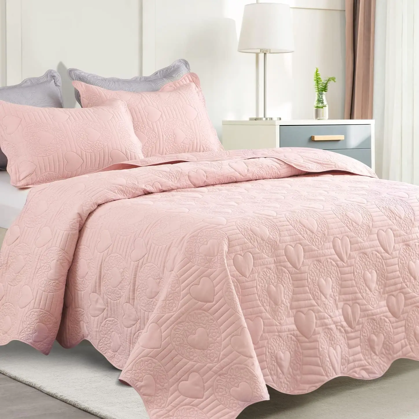 Full/Queen Size Quilt Set 3 Pieces, Soft Lightweight Summer Bedspread, Reversible Microfiber Bed Coverlet for All Seasons, Light Pink, Heart Pattern (1 Quilt, 2 Pillow Shams)