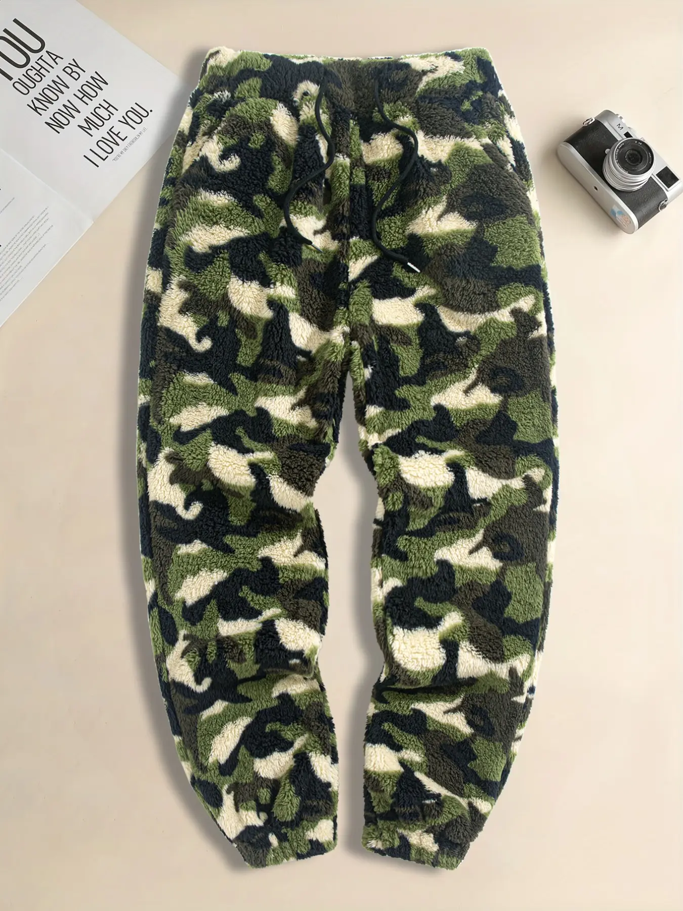 Men Camo Print Fluffy Fleece Jogger Pants, Drawstring Elastic Cuff Sweatpants, Soft Warm Casual Streetwear, Winter Outdoor Loungewear
