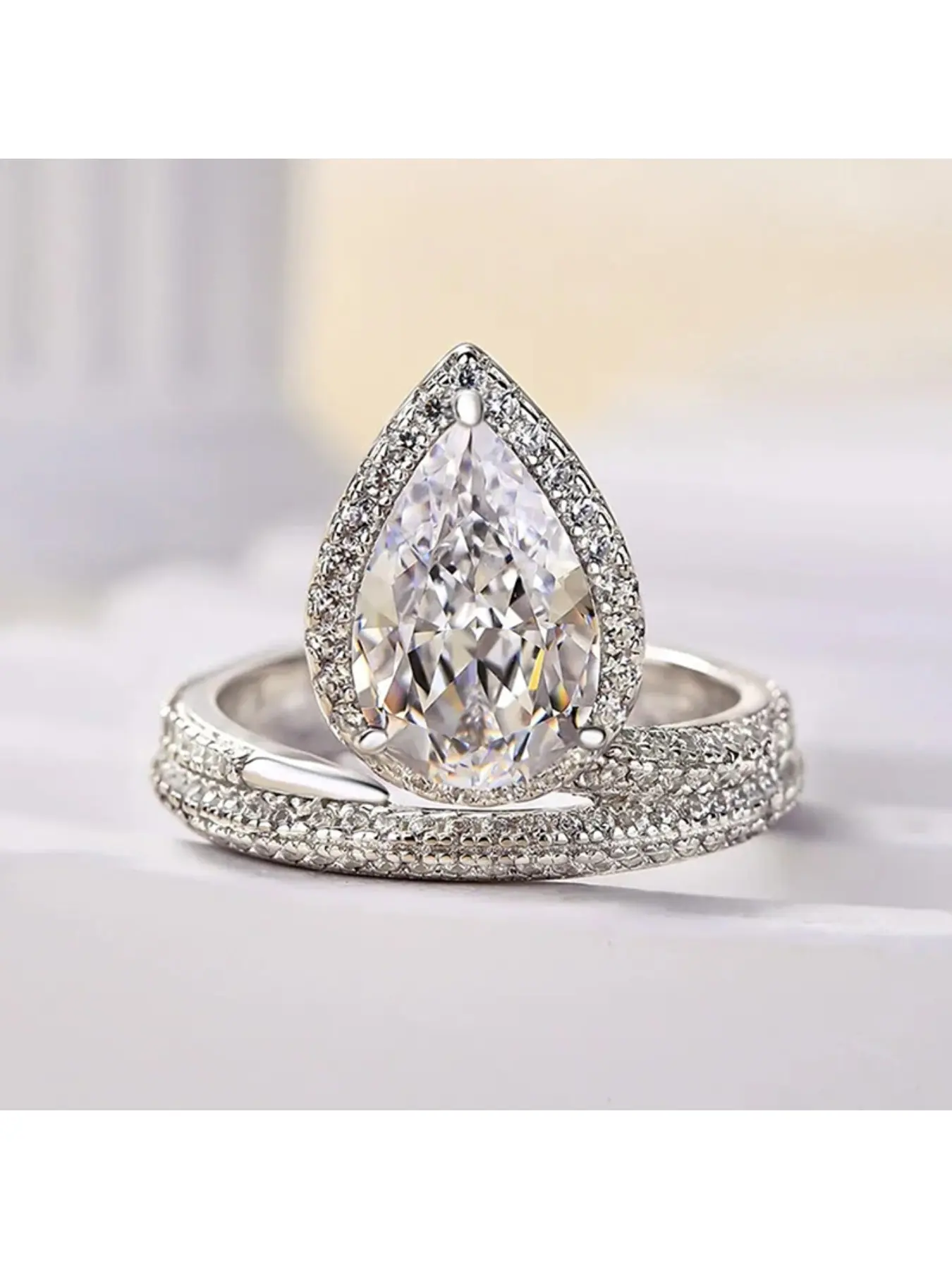 Luxurious, exquisite, personalized and creative water droplet shaped cubic zirconia women's ring