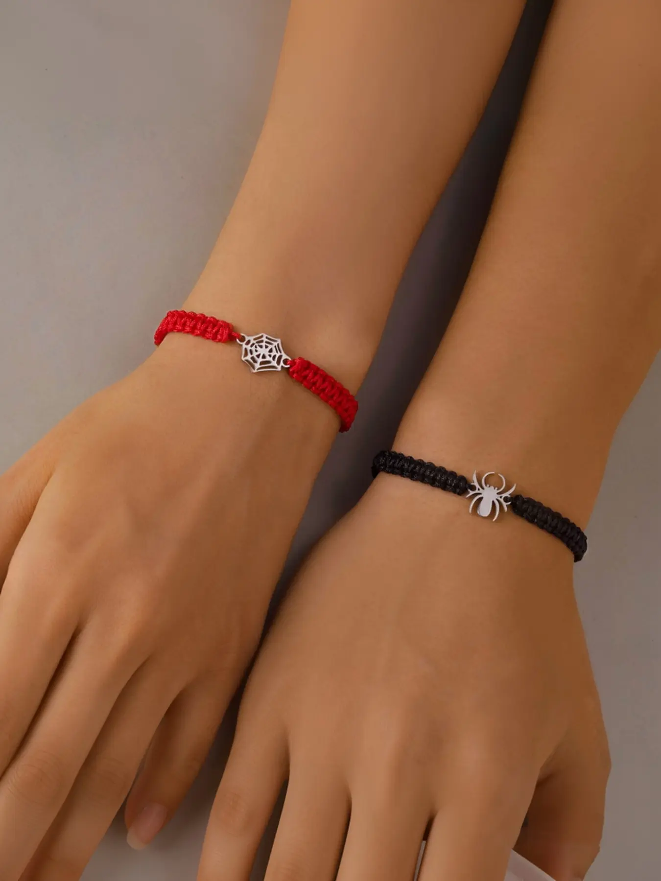 A pair of Halloween spider woven rope bracelets, stylish and versatile, suitable for couples and best friends to wear.