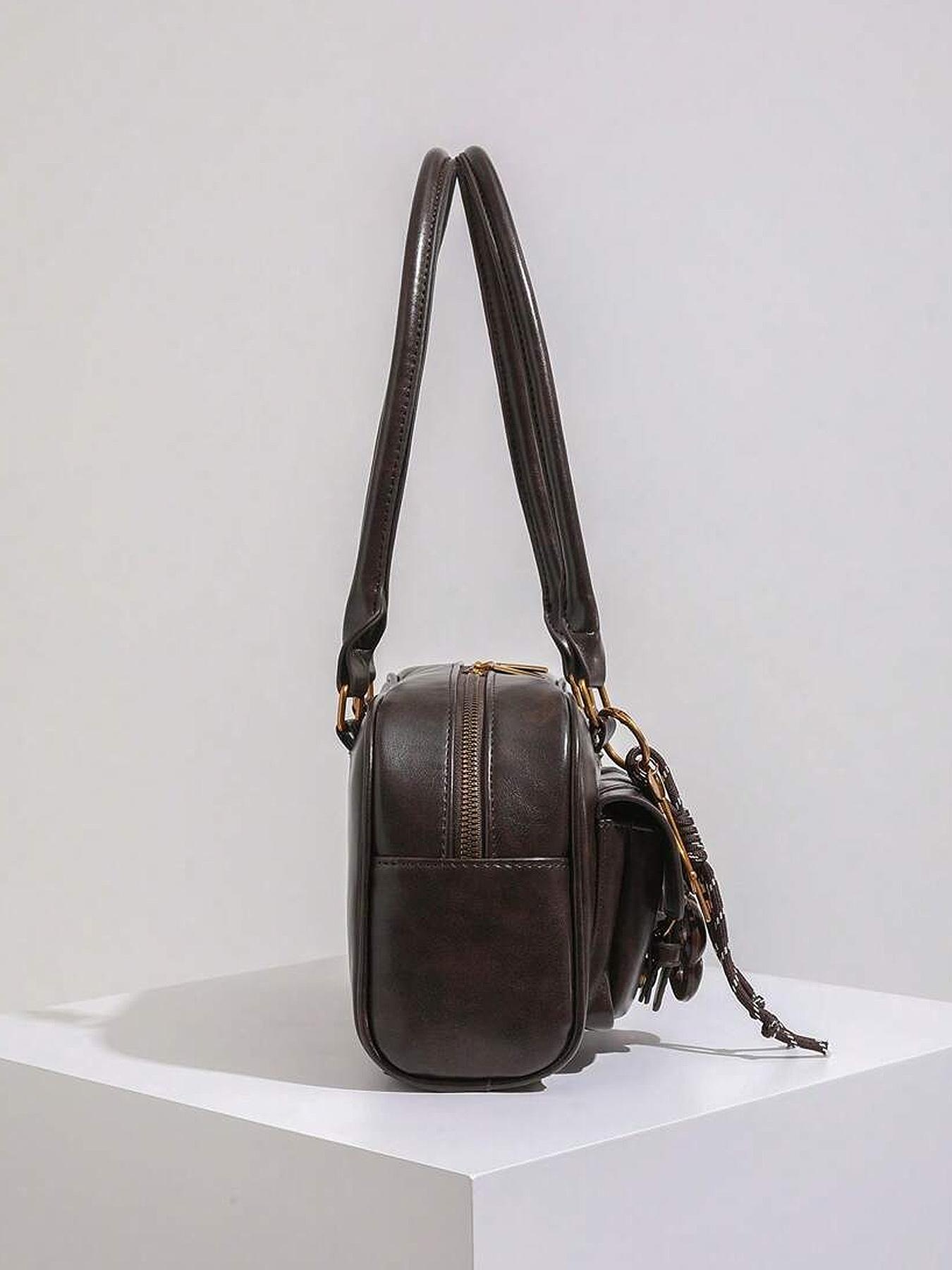 Retro-Style Double-Pocket Shoulder Bag with Pendant, Simple Versatile Casual Underarm Bag, Niche Design for College Students and Office Workers' Daily Commuting, Casual Commuter Bag