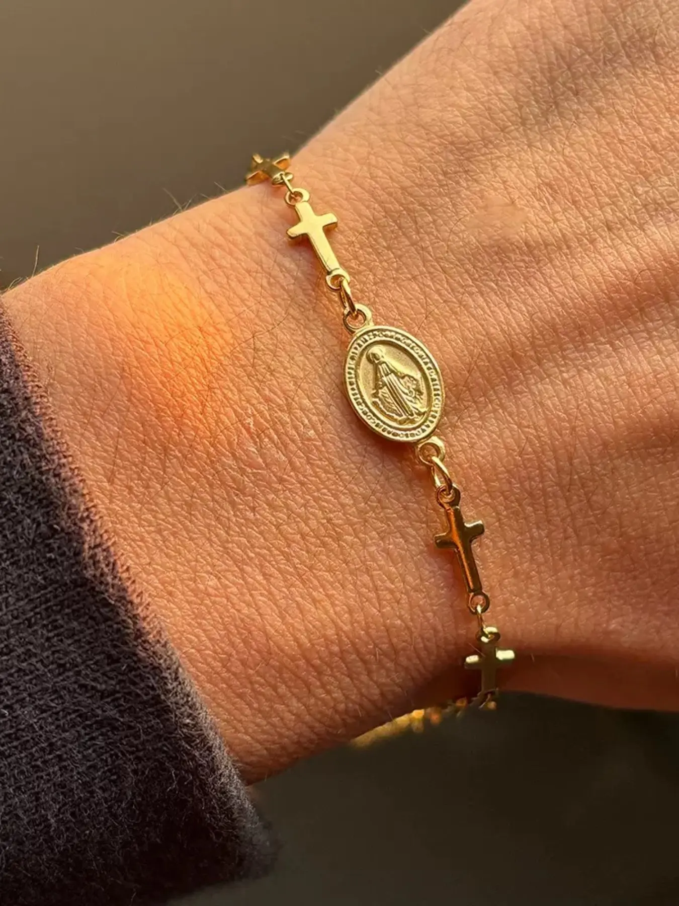 A golden exquisite medal cross chain bracelet, vintage and delicate women's wrist jewelry, suitable for daily wear by both men and women, and perfect as a holiday or birthday gift