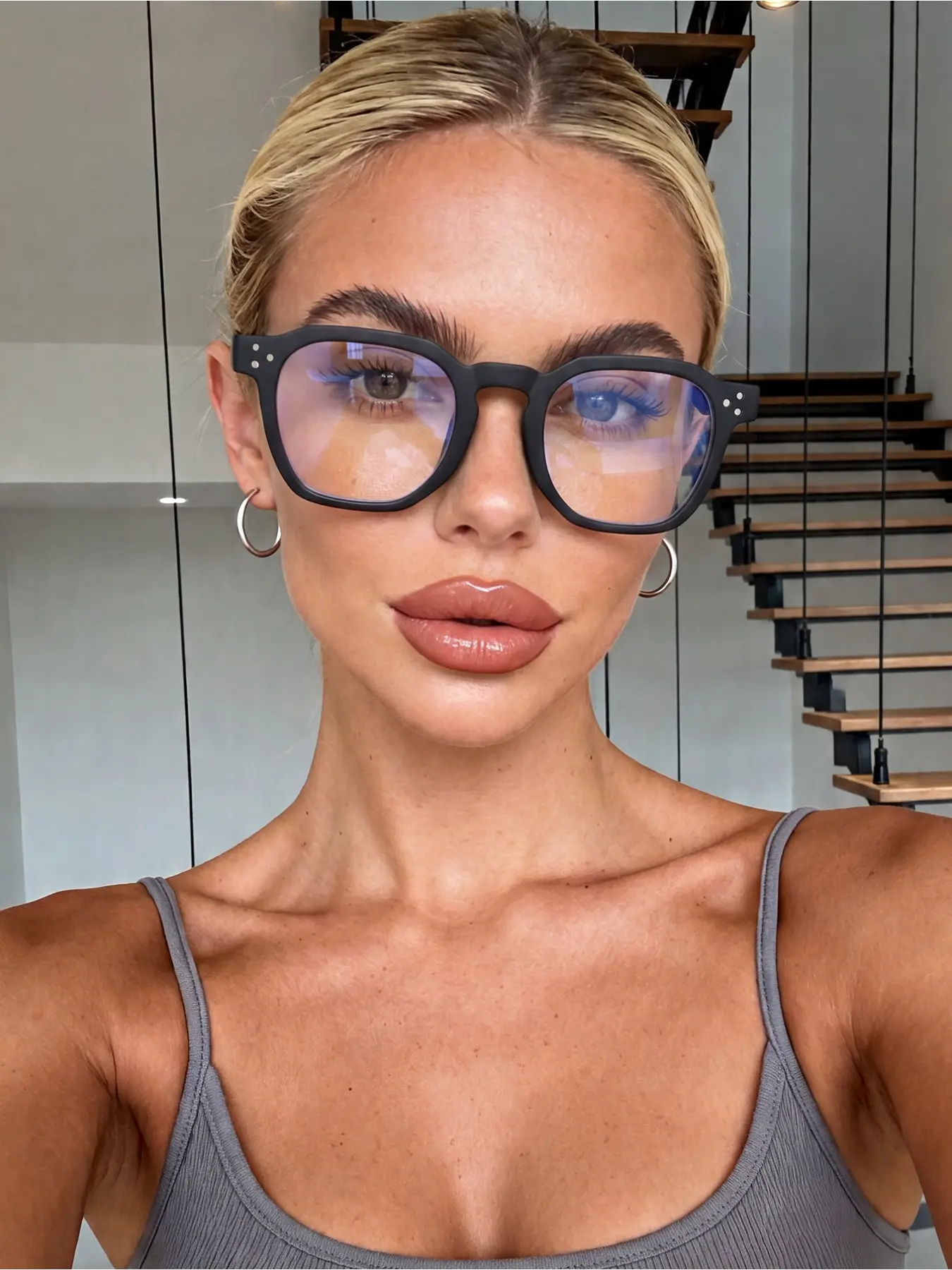 1 pair of men's and women's matte black frame glasses with beige rivets, Fashion Frame Eyeglasses, suitable for vacation, back to school, daily life, office reading, TV, gaming, and vacation photos.