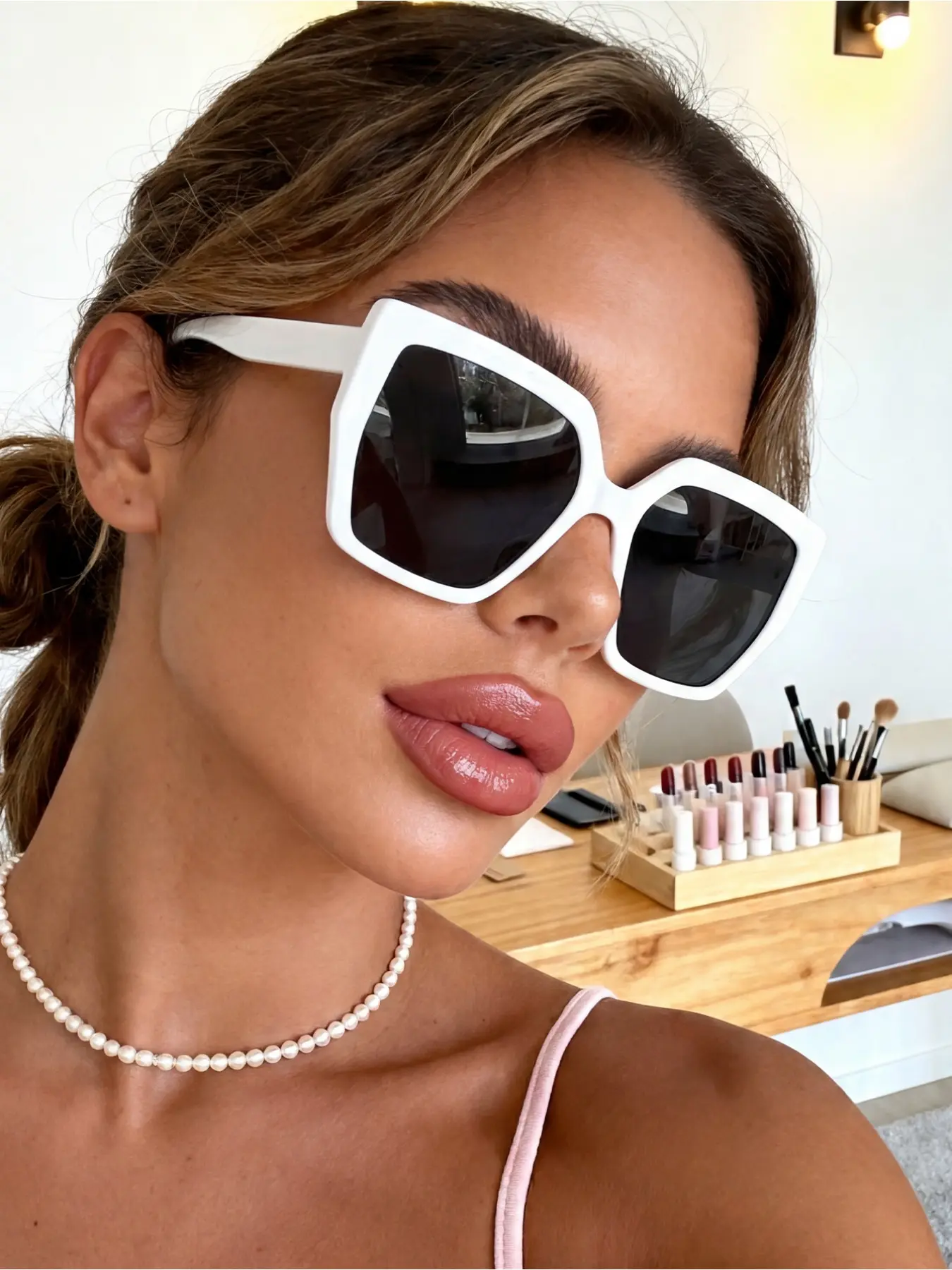 1 pair of men's and women's white oversized sunglasses, suitable for street style accessories, street photography props, outdoor activities, vacation outfits, driving and camping, carnival parties, family outings, music festivals, and sports.