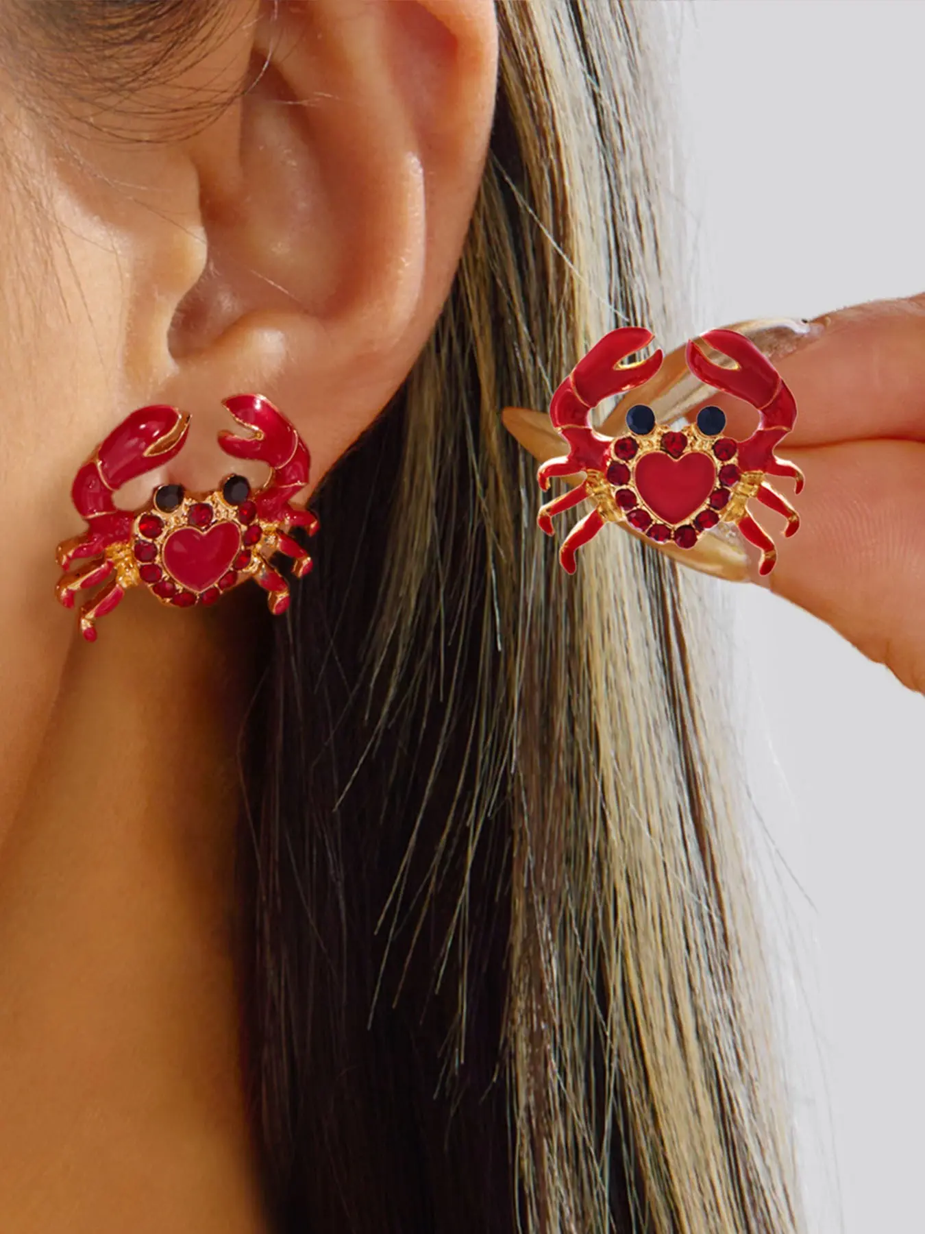 Elegant Crab-Shaped Earrings for Women, Zircon-Embedded Heart Element, Perfect for Daily & Vacation Wear, Ideal Gift for Friends