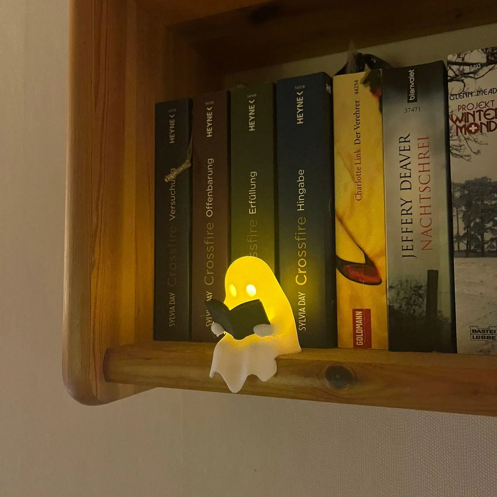 Glowing Reading Ghost Night Light, Decorative Night Light, 3D Printed LED Ghost Decoration for Bookshelves & Windowsills, Warm White Mood Lamp, Halloween Decor, Cute Ghost Figurine, Book Lover Gift, Cozy Room Decor, Gothic Home Accent