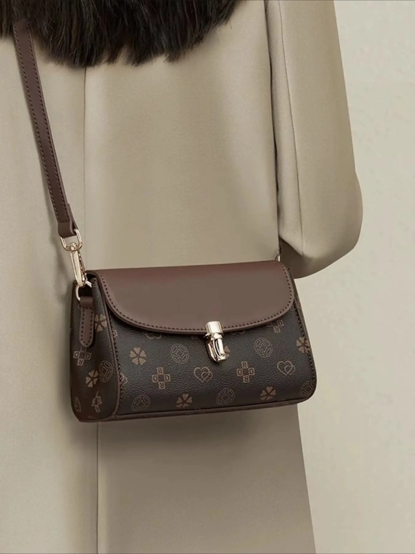 Retro printed small square bag, new fashion and high-end shoulder bag, female middle-aged mother commuting messenger bag