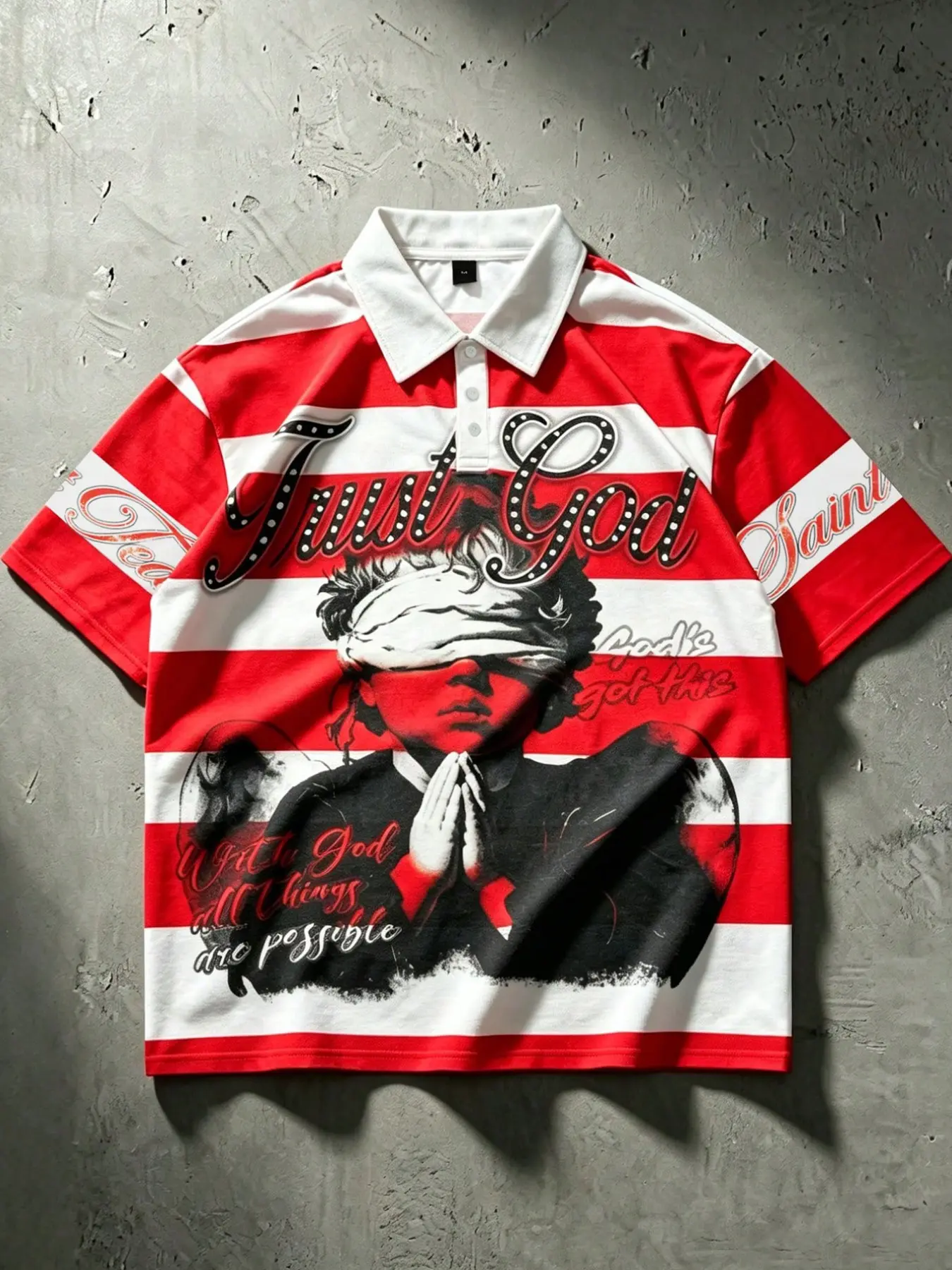 Men's American Retro Religious Theme Striped Casual Polo Shirt, Short Sleeve T-Shirt with Blindfolded Praying Angel Print & "Trust God" Slogan in Red & White