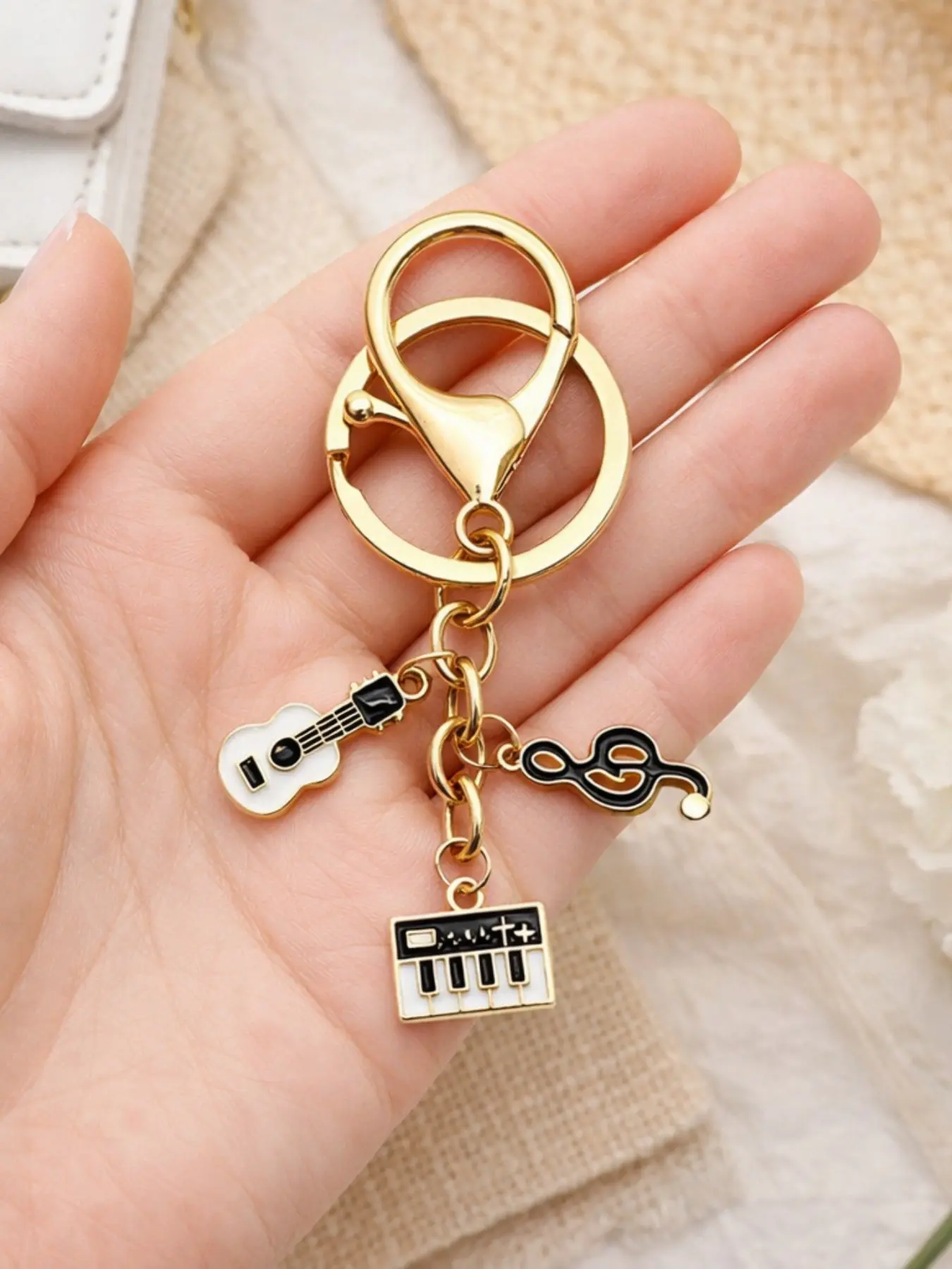 1pc Fashion Music Note Piano Keychain Creative Guitar Violin Music Element Key Ring Women's Bag Charm Jewelry Gift Unique Souvenir