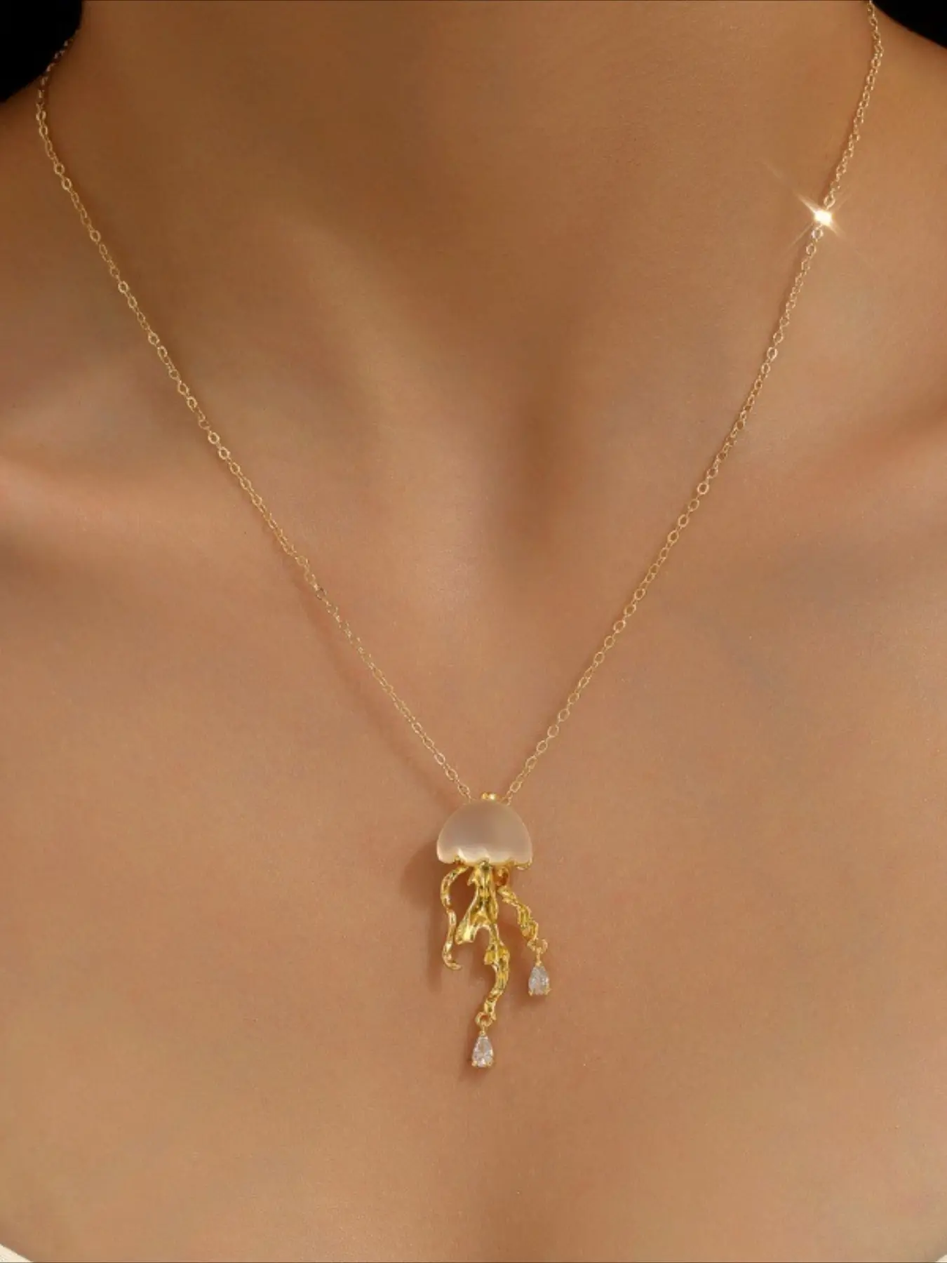 1Pc Gold Jellyfish Pendant Necklace with Synthetic Stone and Teardrop‑Shaped Sparkling Zircon Inlay Cubic Zirconia Dainty Dreamy Fashion Jewelry Suitable for Daily and Vacation Wear Ideal Birthday Gift for Women.