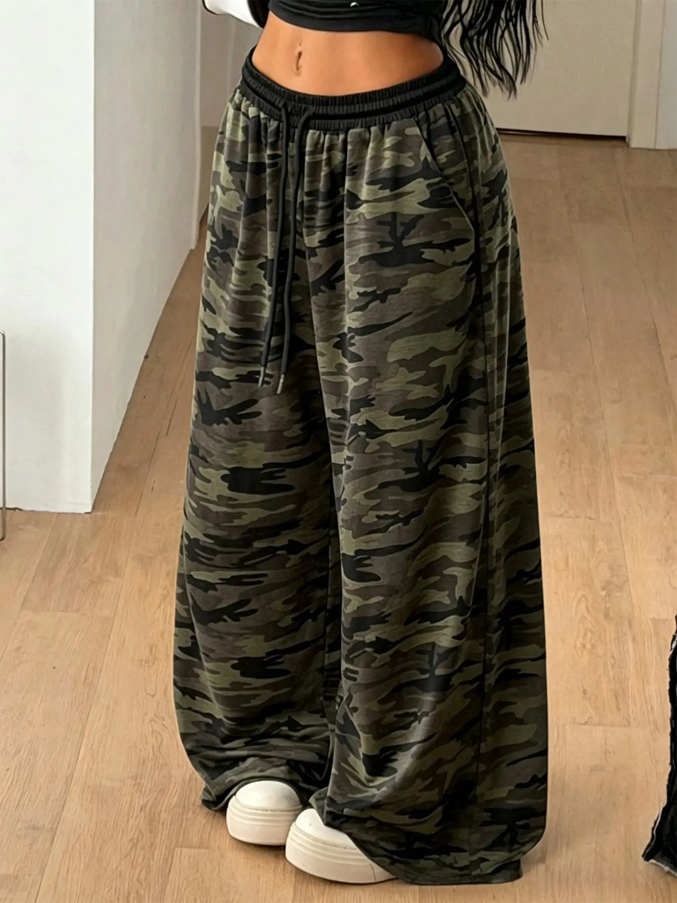 Women Streetwear Wide Leg Sweat Pants Retro Green Camouflage Print Elastic High Waist Self Tie Drawstring Oversized Flowy Floor-Length Loose Casual Comfy Baggy Jogger Trousers Side Pockets Casual Hip Hop Bottoms