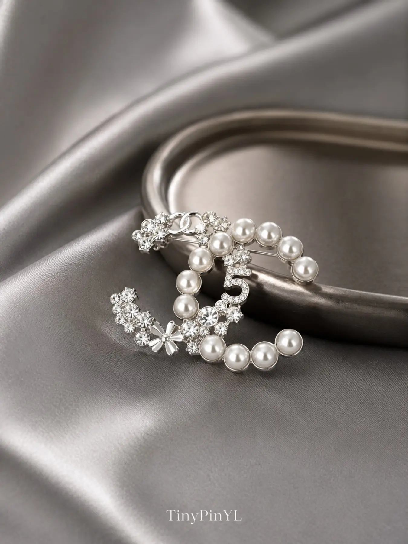 Women's Versatile Commuter CC Brooch, Dual Color Pearl Strand, Floral Rhinestone Design, Ideal for Collars, Hats, Scarves, Necklaces, Bags
