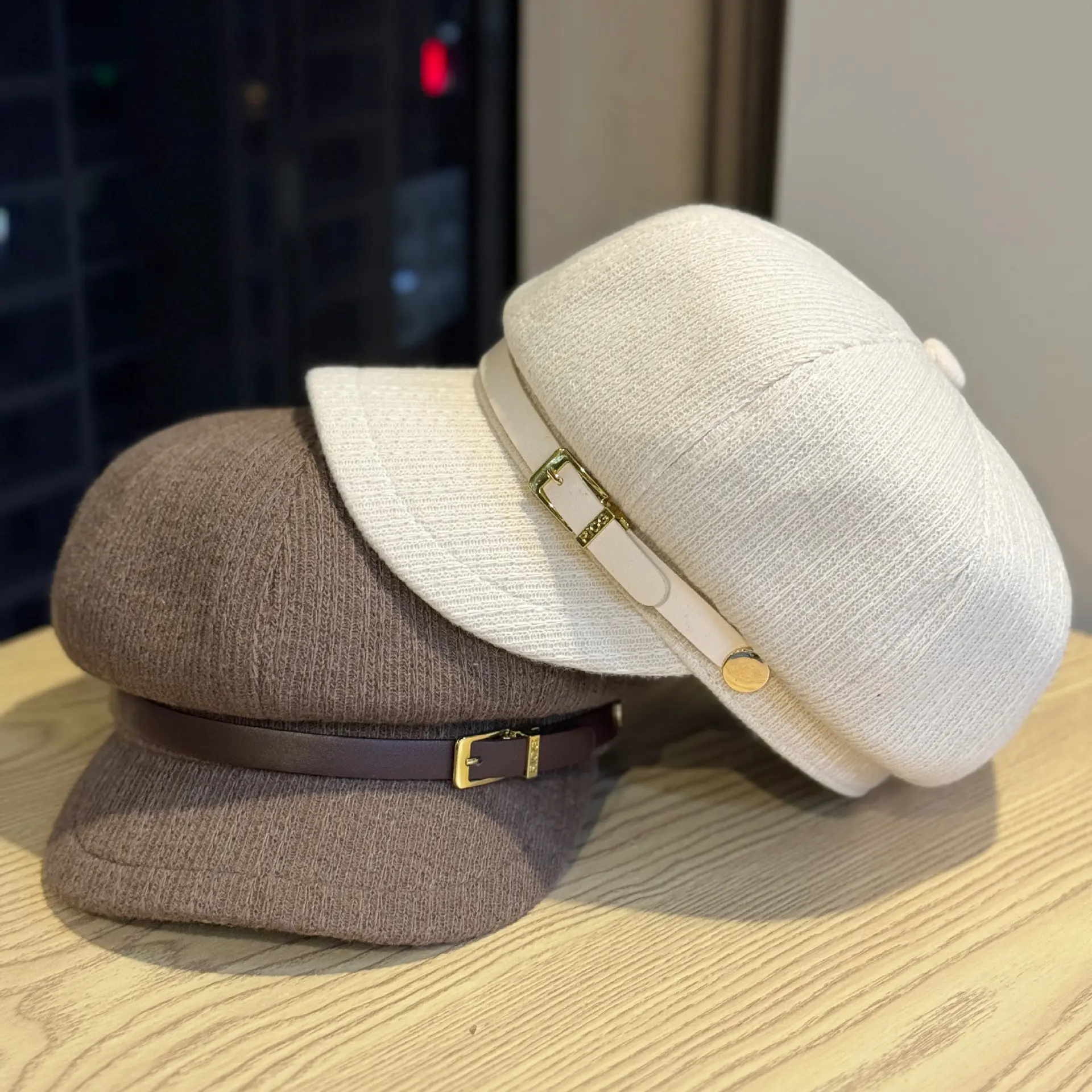 Elegant Suede Newsboy Cap for Women Retro Baker Boy Hat British Style Flat Top Cap Vintage Beret Cabbie Hat Leather Belt Buckle Metal Detail Autumn Winter Aesthetic Headwear Travel Shopping Casual Bonnet Beige Brown