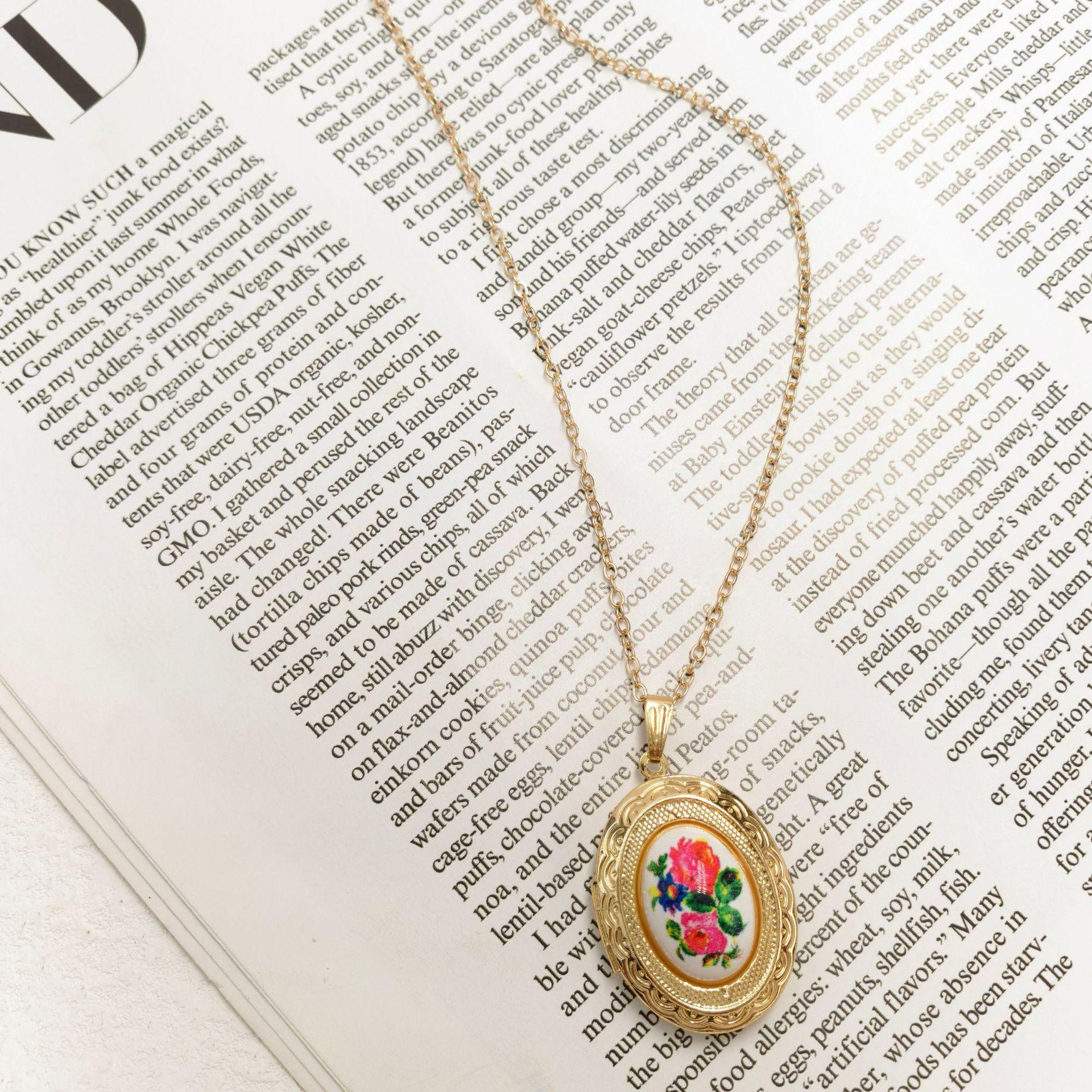 18K Gold Plated Photo Locket Necklace - Neo-Victorian Floral Openwork Pendant, Baroque Style Memory Keeper for Women, Elegant Vintage Picture Frame Jewelry, Personalized Gift for Mom