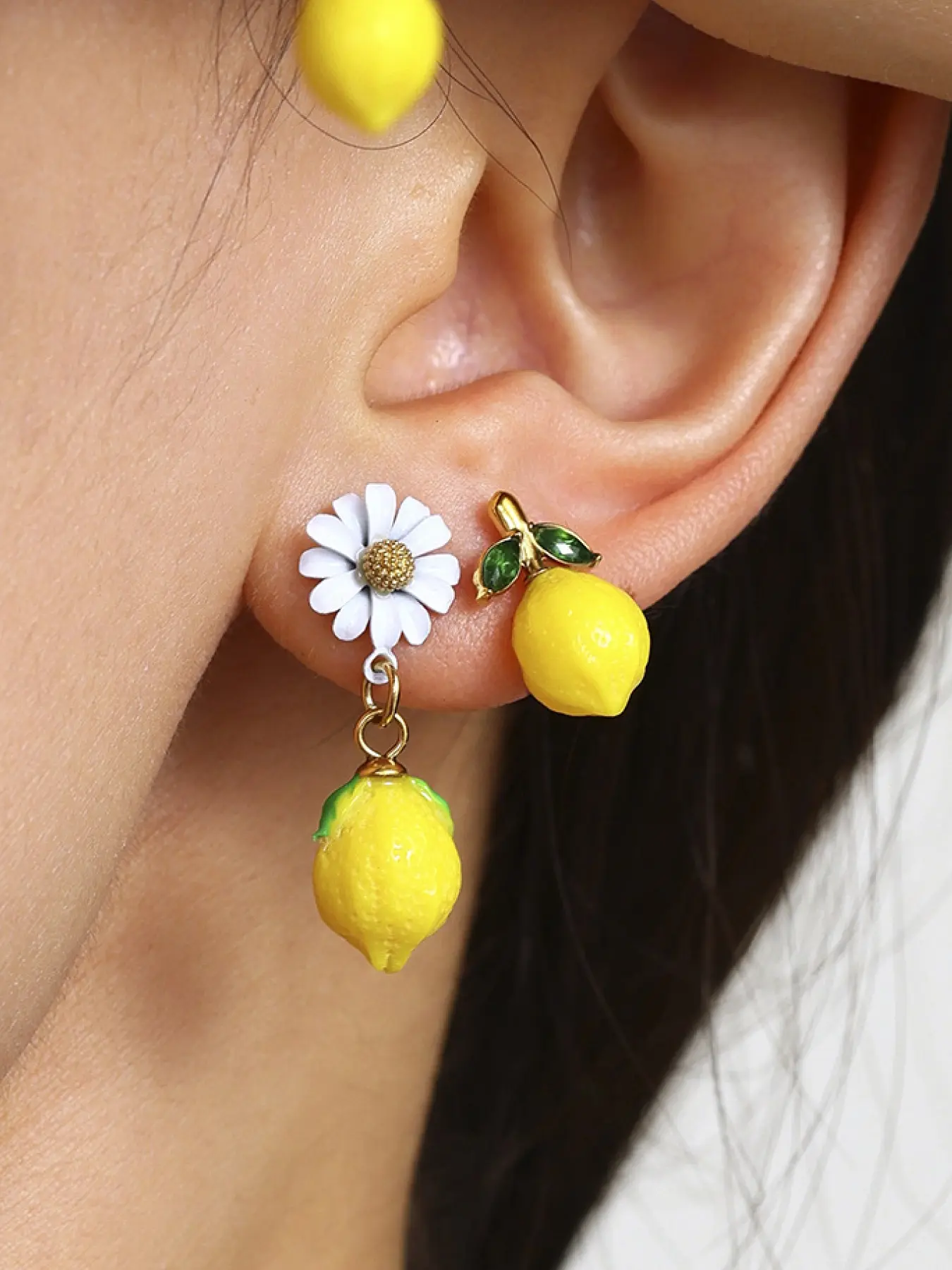 A pair of lemon shaped enamel inlaid diamond earrings, with a fresh and playful design suitable for various scenarios such as summer outings, daily commutes, and light sweet dates.