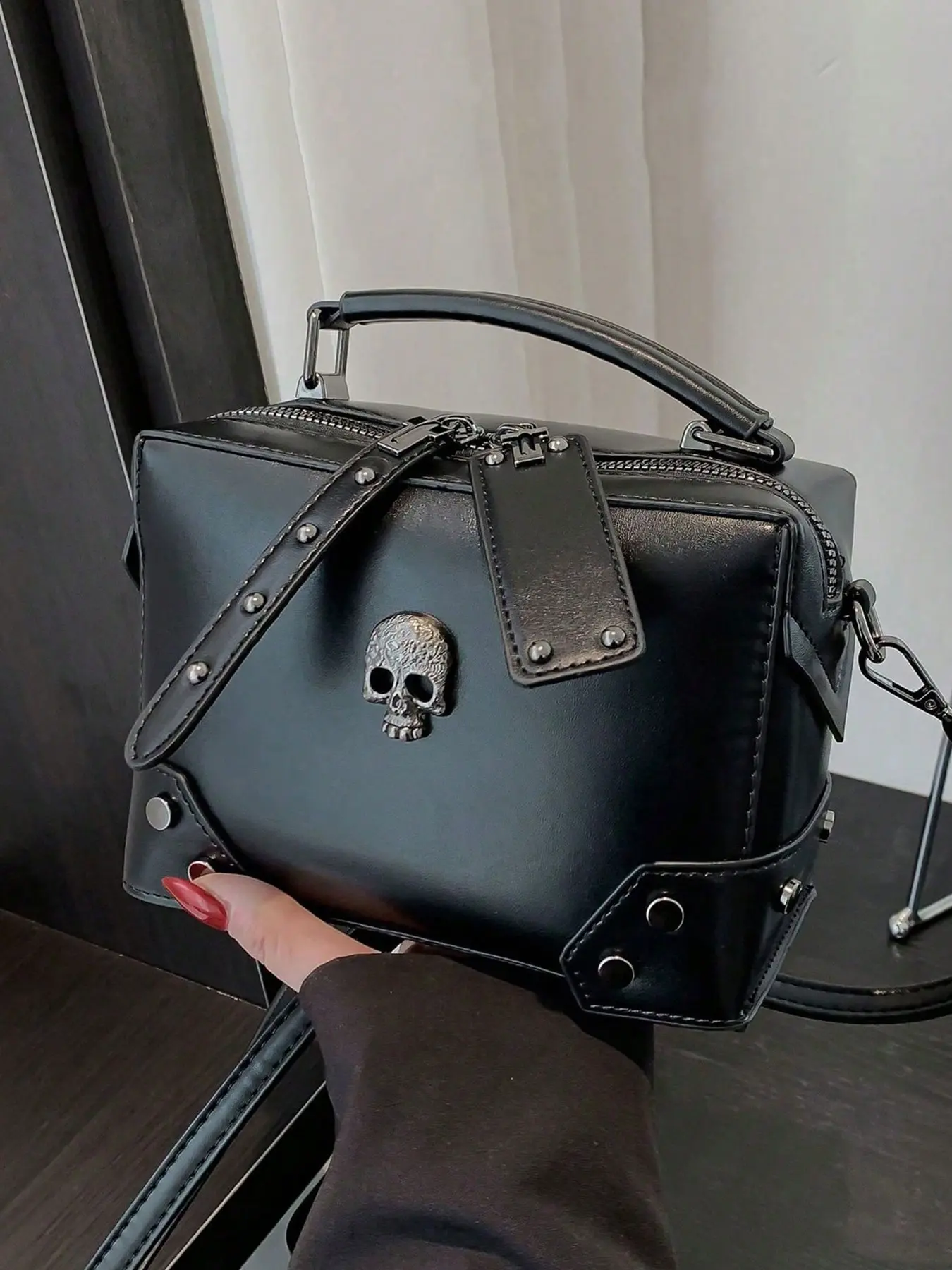 Punk style rivet decoration fashionable texture small square bag, detachable shoulder strap, detail embellishment design, simple and atmospheric cool retro single shoulder handbag, Fashionable Crossbody Bag, suitable for outdoor travel and gatherings