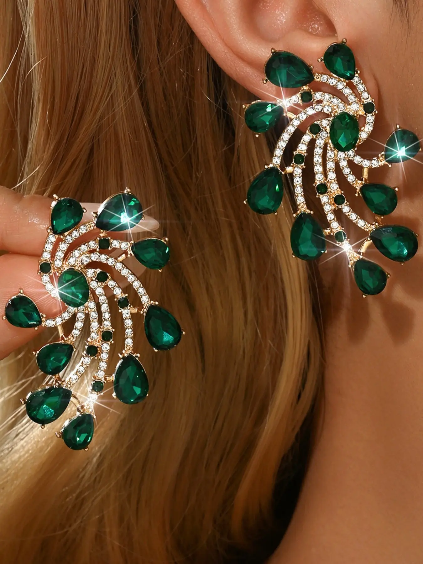 1 pair of sparkling, gorgeous and high-end green water droplet diamond earrings, elegant and versatile spiral design fashionable style exaggerated hanging earrings, suitable for women's dresses, weddings, weddings, banquets, stages, parties, jewelry
