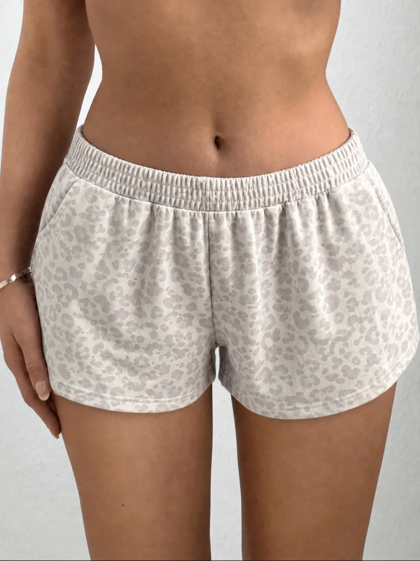 Women's Light Grey Leopard Print Elastic Waist Casual Shorts, Soft Stretch Fabric, Side Pockets Loose Mini Hot Pants, Loungewear Daily Bottoms