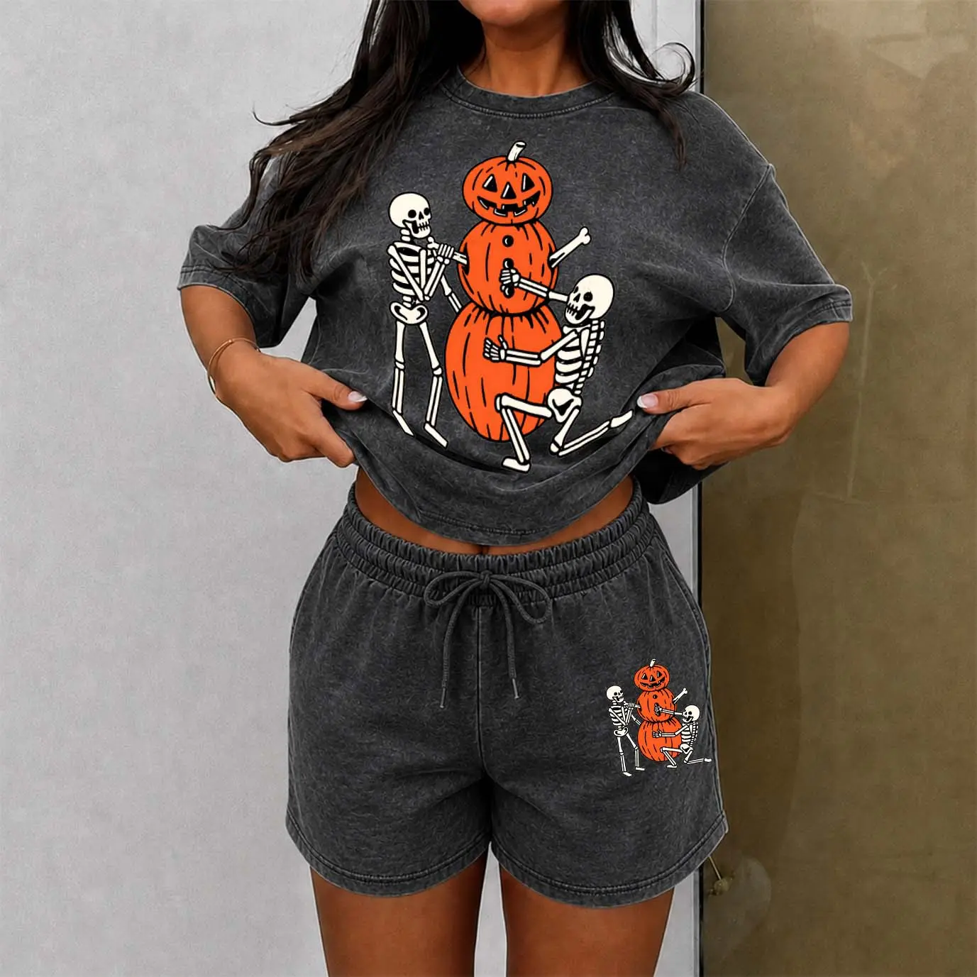 Women's Washed Cotton Shorts Two-Piece Set: A Uniquely Styled Halloween Ghost-Themed Party Outfit. Featuring A Skeleton Building A Pumpkin Snowman. Patterns, And Pumpkin Designs. Also Suitable As Casual Summer Loungewear.