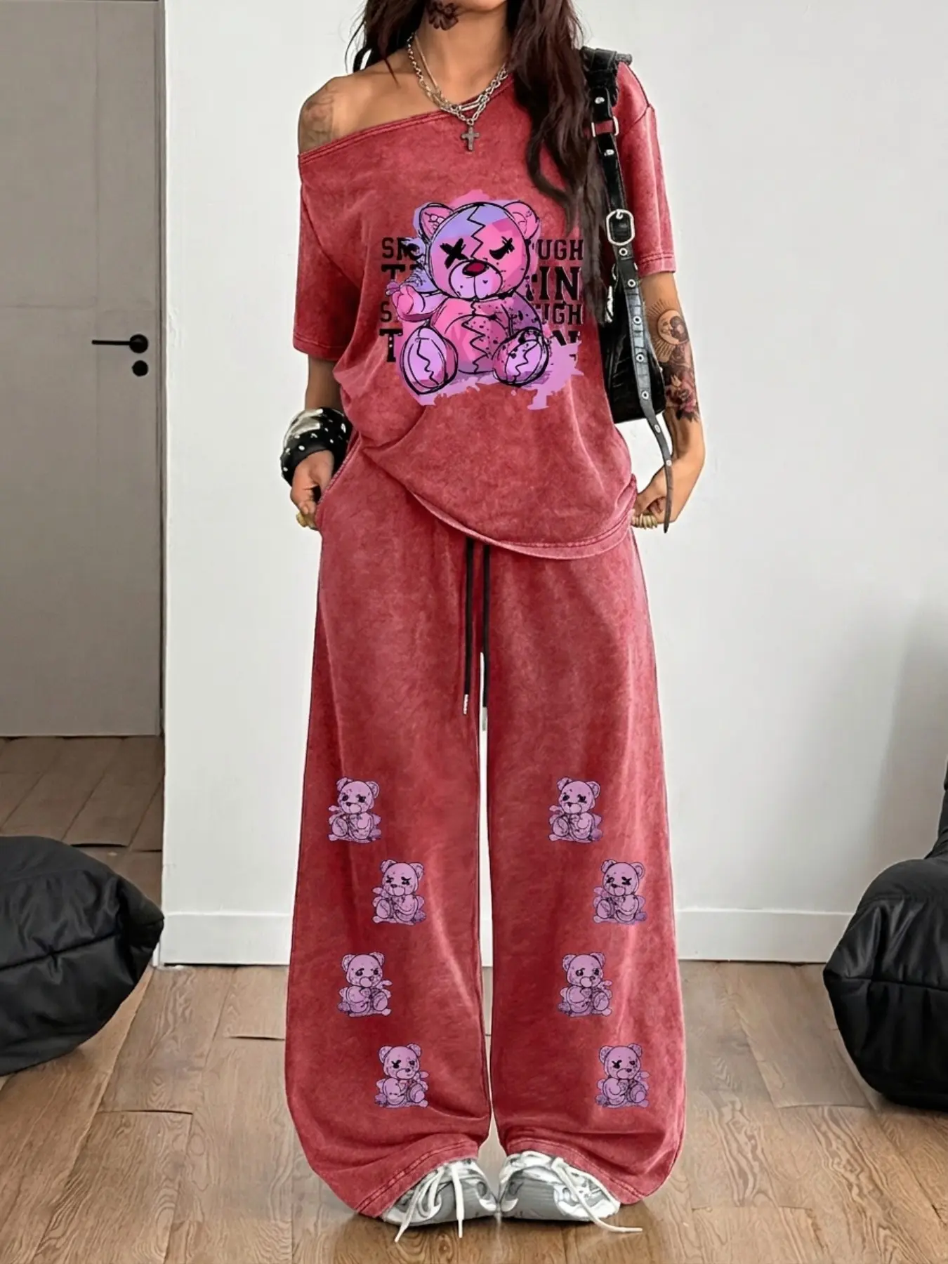 Broken pink bear print off-shoulder short-sleeved wide-leg sweatpants washed distressed two-piece women's set in three colors, dark and sexy street style.