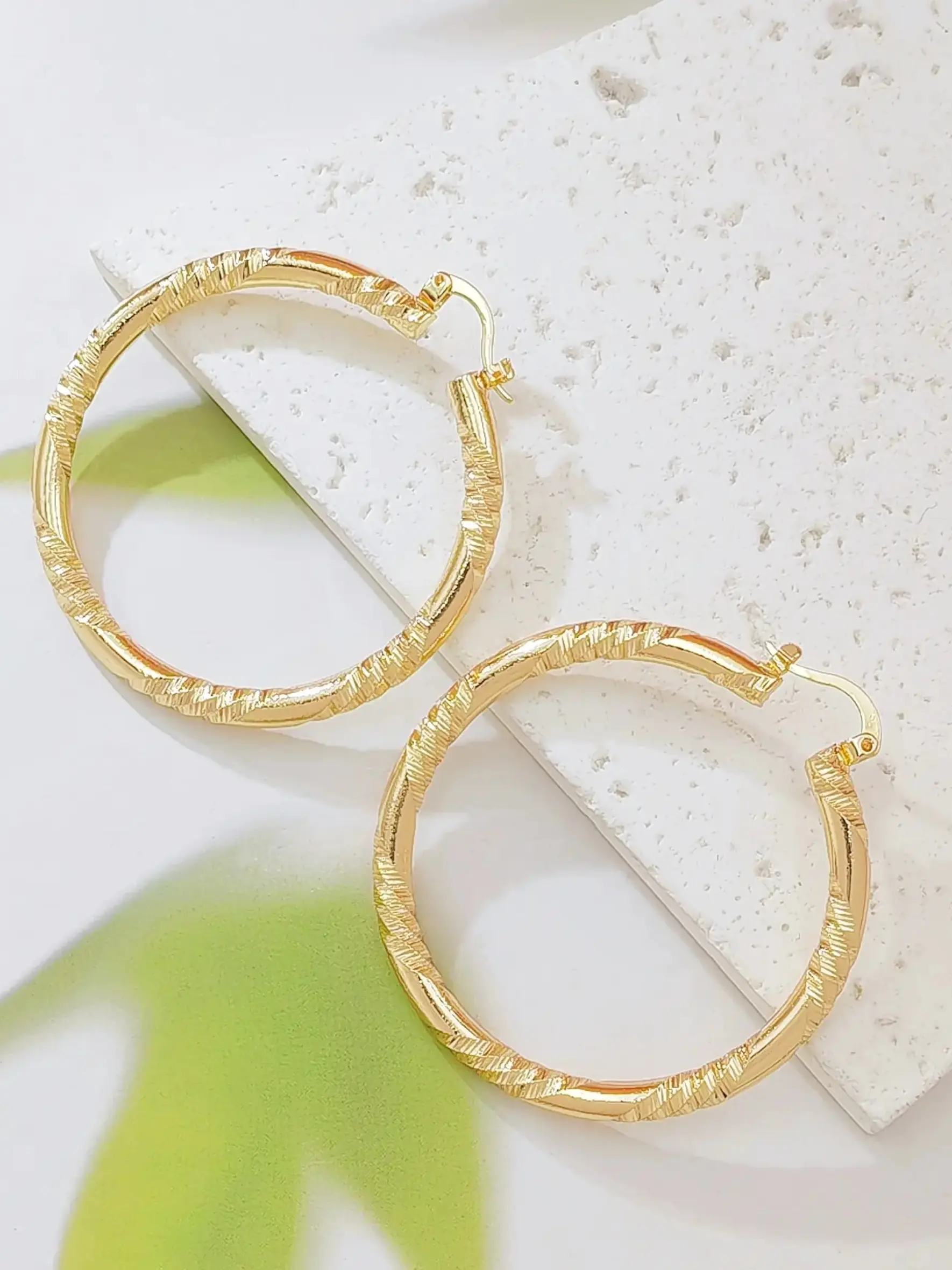 1pair Sparkling Twisted Gold Hoop Earrings, Faceted Diamond Cut Textured Huggie Hoops, Bold Statement Earrings for Party & Daily Wear, Lightweight & Comfortable