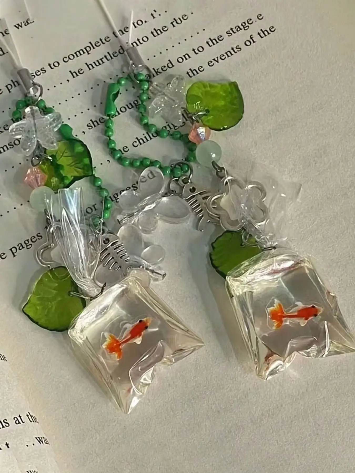 Beaded Goldfish Keychain, Realistic Small Goldfish in Transparent Bag, Key Chain Cute, Stylish and Versatile, Perfect for Bags, Keys, and Mobile Phones, Animal Keychain