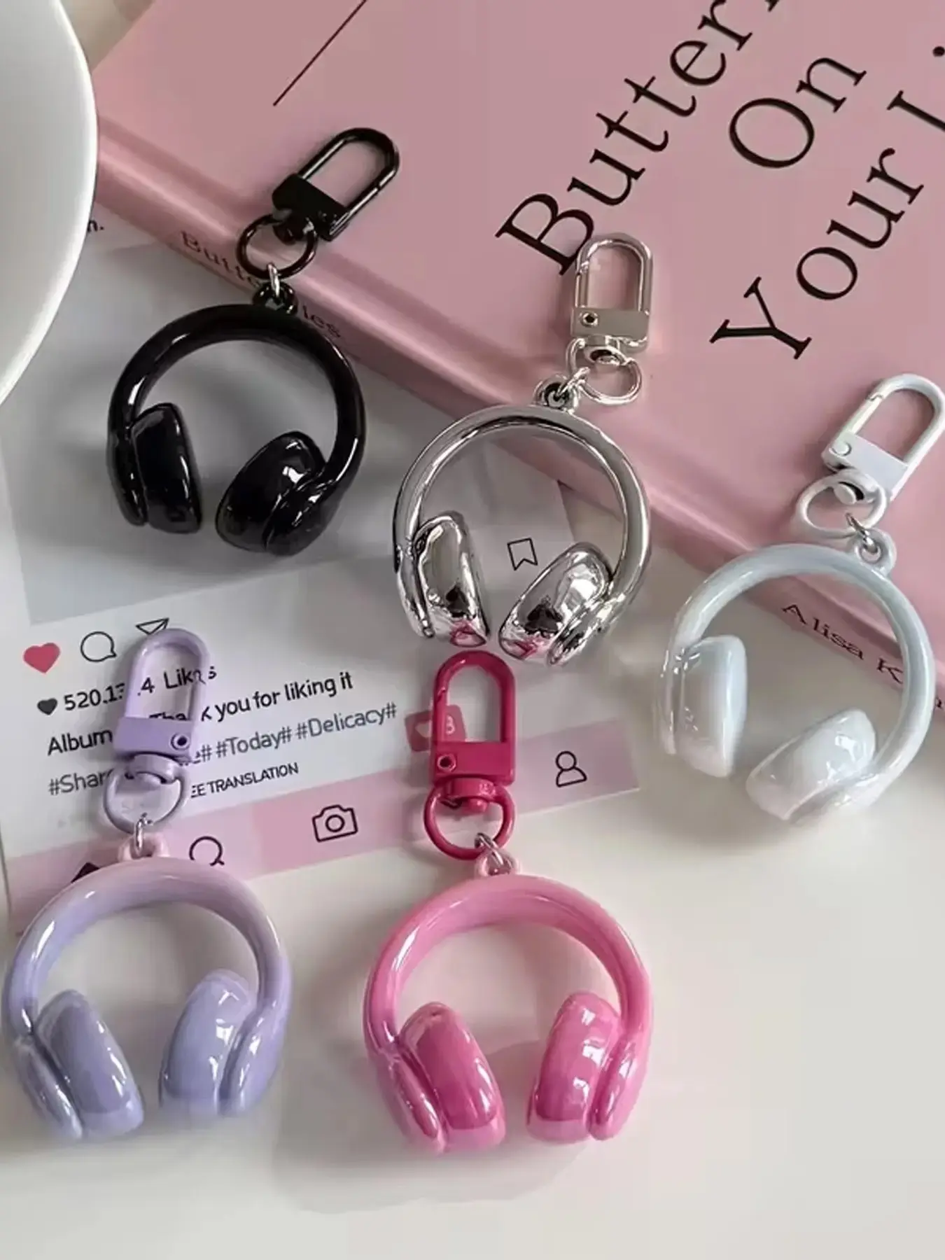 Stylish Mini Headset Bag Charm, Cute Headphone Shaped Aesthetic Keychain Charms with Secure Metal Hook, Versatile Durable Accessory for Backpacks, Purses & Everyday Essentials, Thoughtful Gift Idea for Music Fans, Teenagers & School Goers