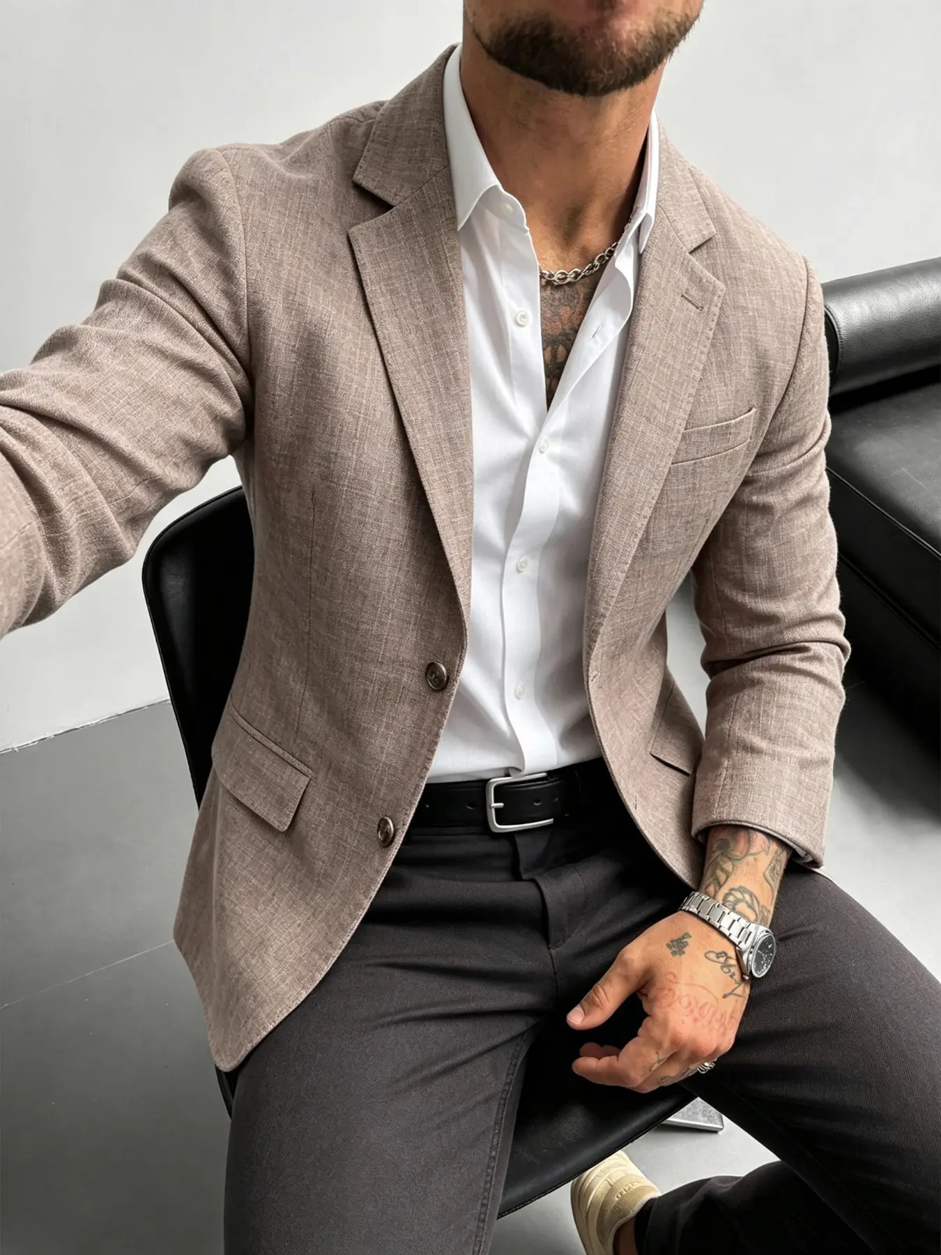 Men's suit jacket blazer featuring a textured fabric, Long sleeve; a lightweight autumn/winter piece with a minimalist yet distinctive design. Suitable for smart-casual and everyday wear, offering a sophisticated, mature style.