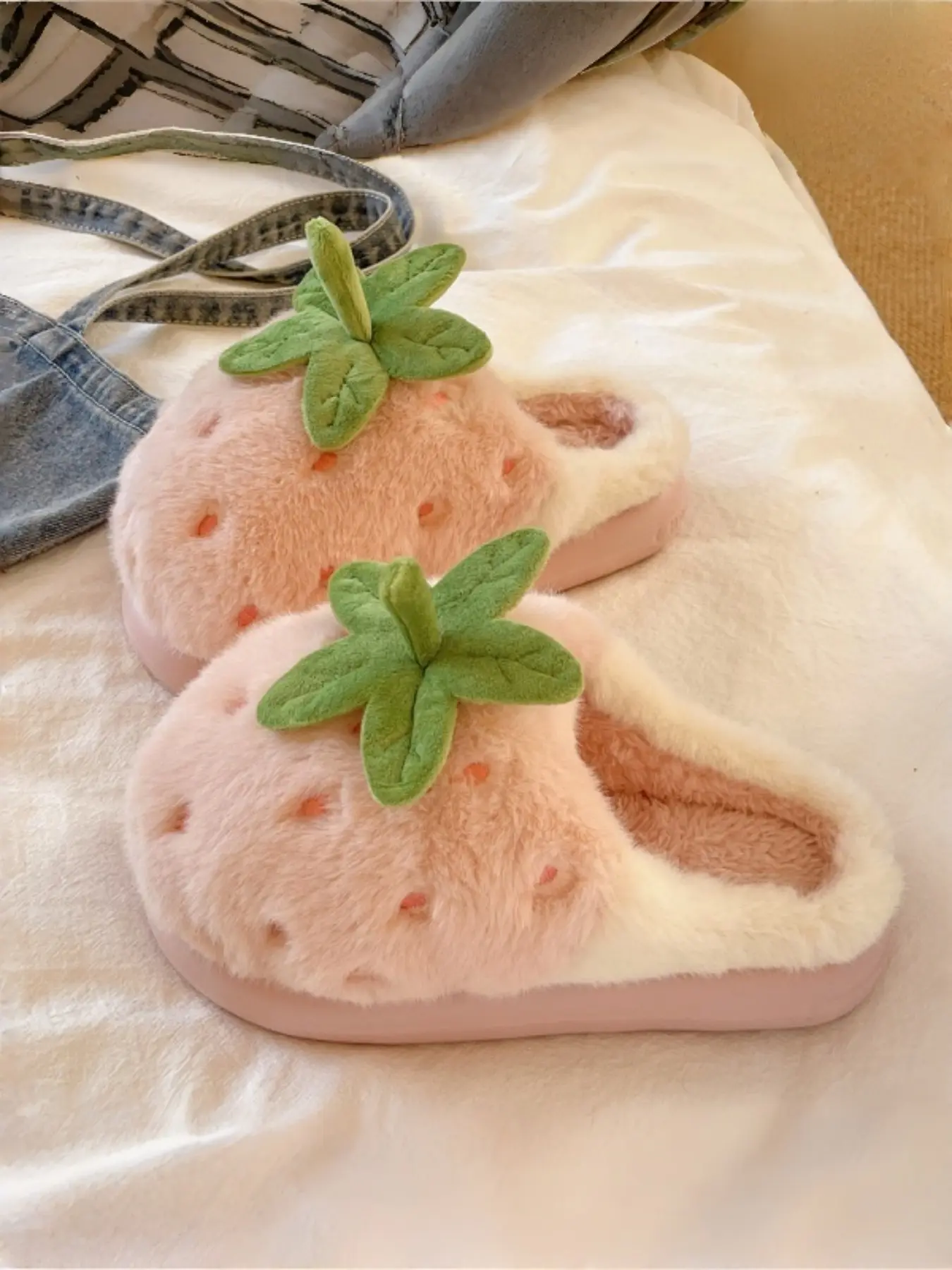 Women's Cute Strawberry Slippers, Fall Winter Warm Fuzzy Slip-Ons, Non-Slip Thick Sole, Comfortable Home Shoes, Fluffy House Slippers, Textile Upper, Rubber Sole