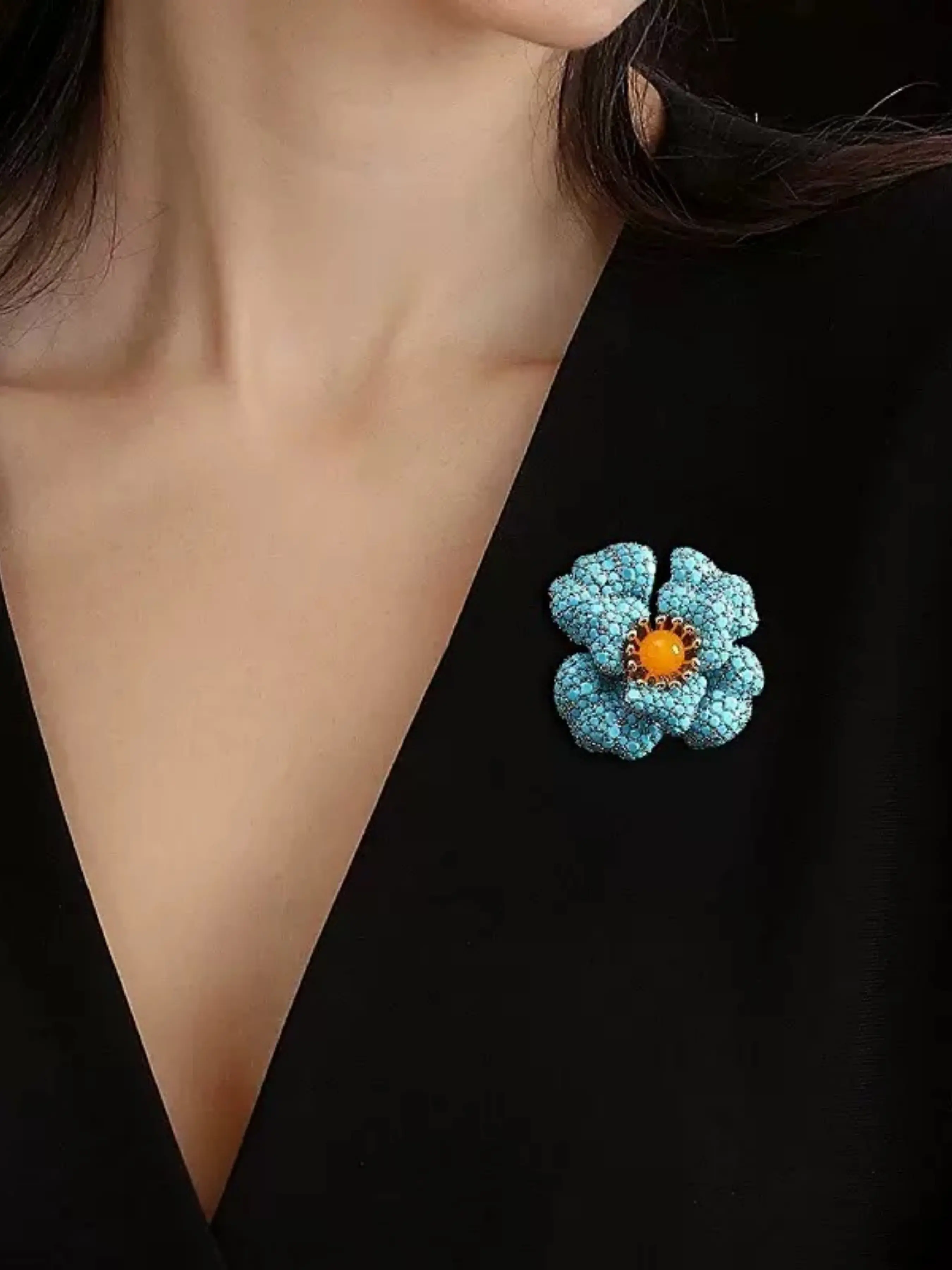 Elegant Blue Rhinestone Flower Brooch, Vintage Style Pin for Blazers, Perfect for Office Wear, Casual Knitwear, Evening Gowns
