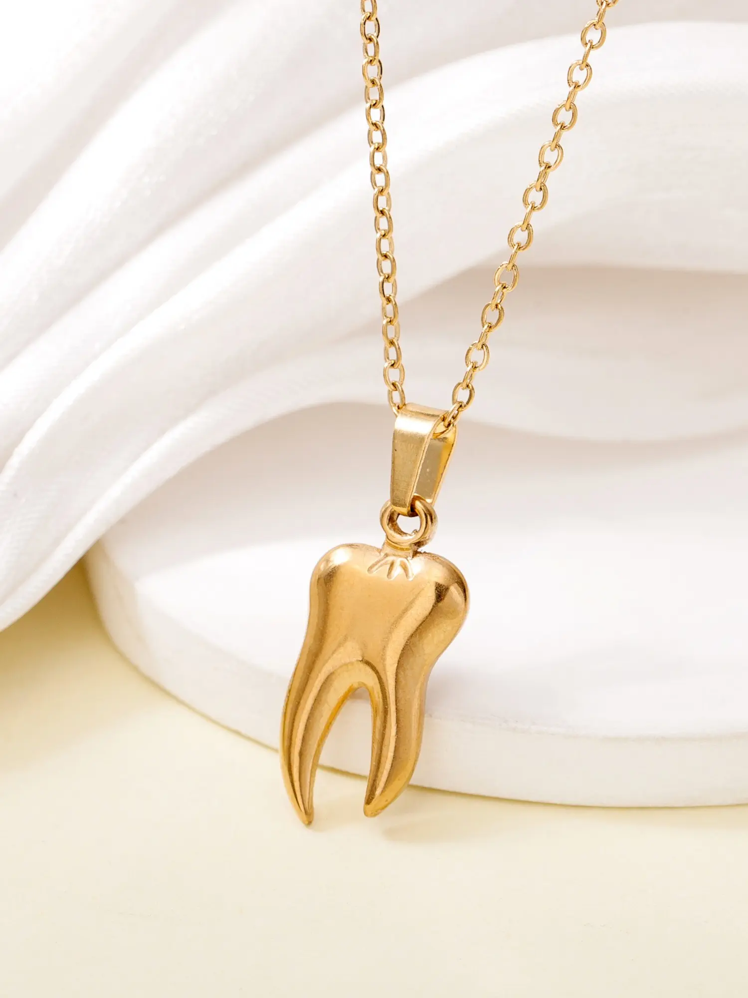 1-piece light luxury personalized stainless steel 3D realistic tooth pendant necklace, Statement jewelry, high-end with a non-fading collarbone chain, suitable for daily commuting, travel, parties, and birthday/holiday gifts