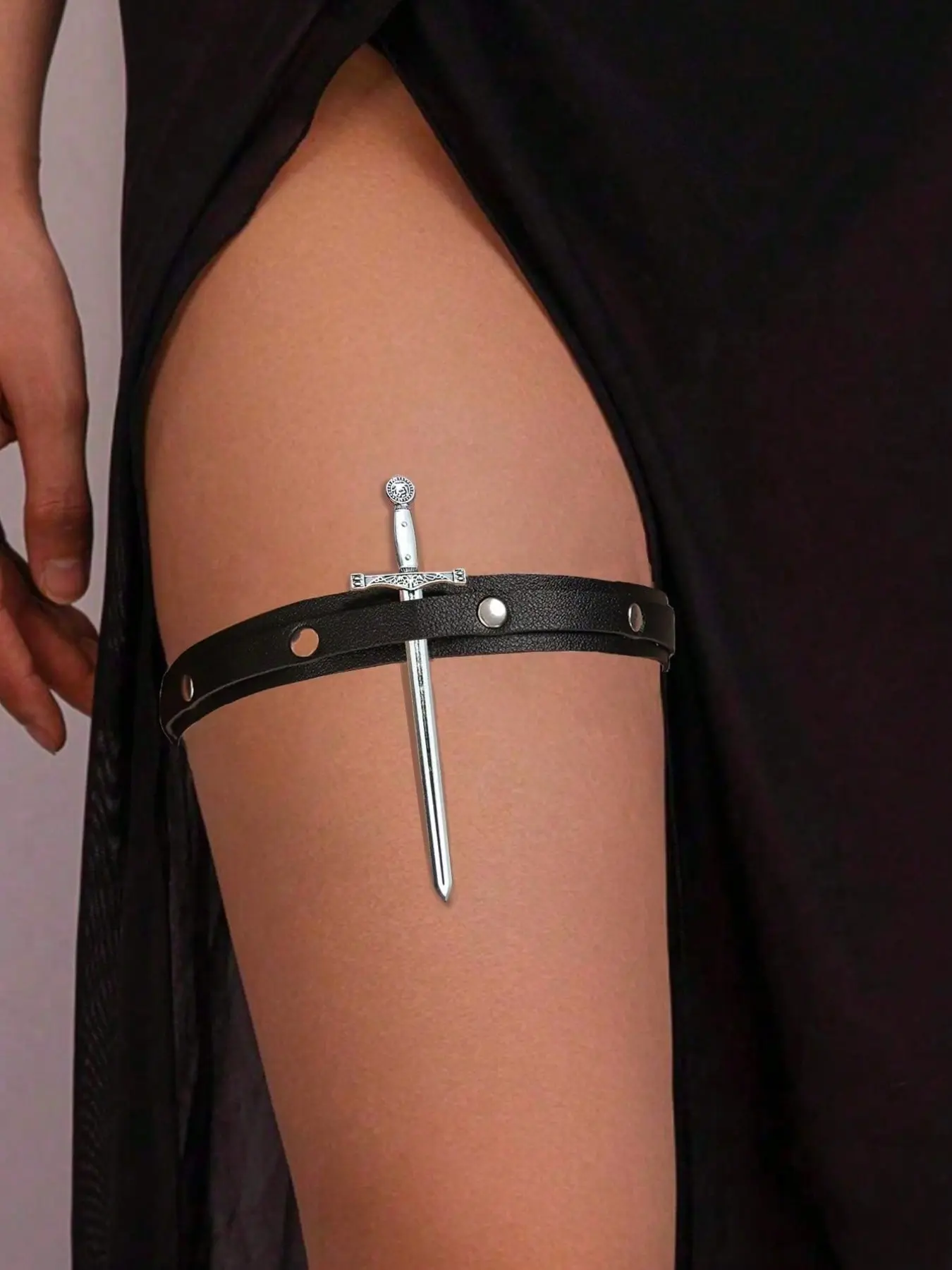 Punk Rivet PU Leather Leg Strap, Adjustable Thigh Garter, Compatible with Metal Sword Props, Sexy Halloween Decoration Accessory